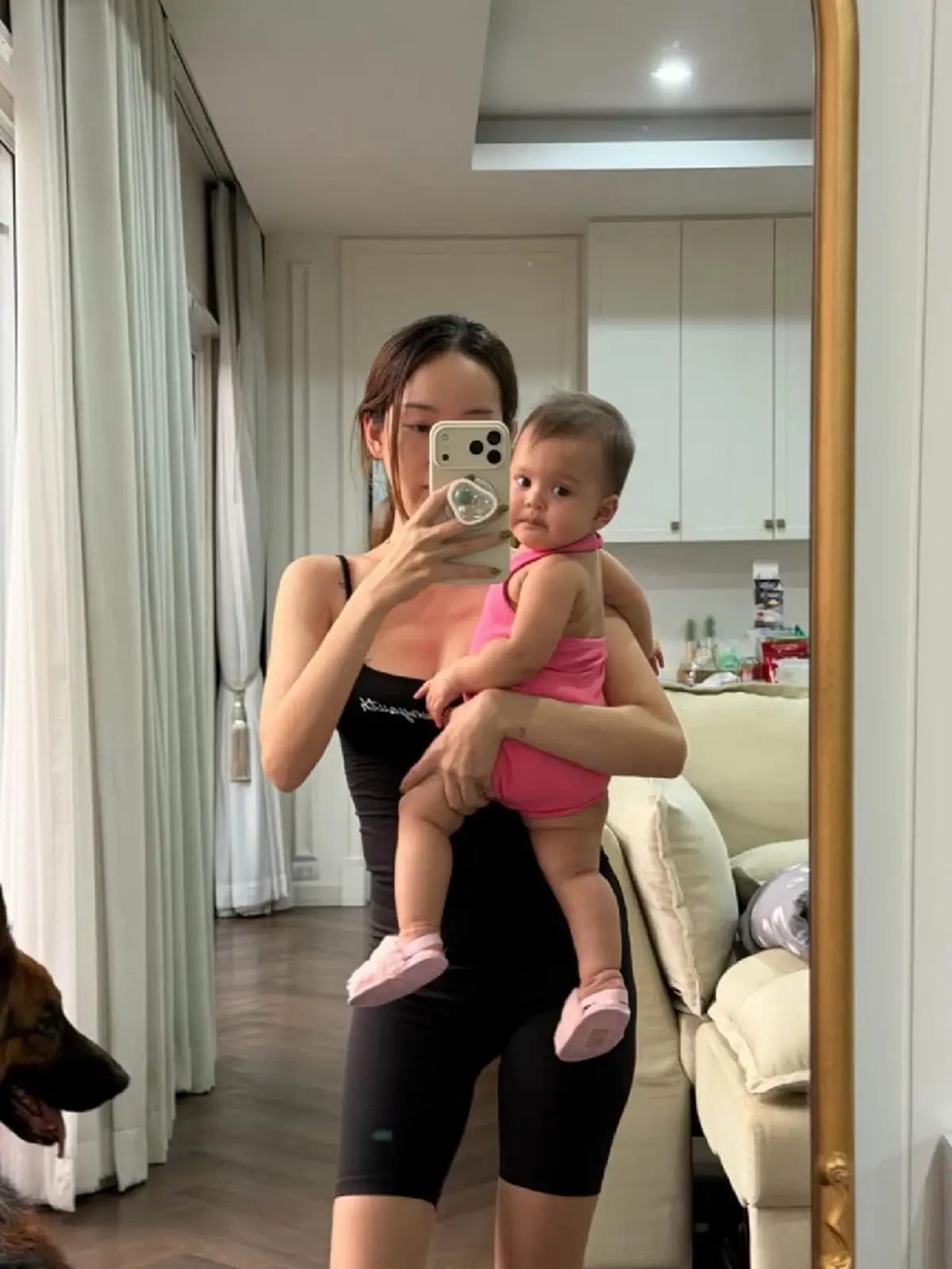 ลูกไม้หล่นไม่ไกลต้น ลูกสาว โพสท่าจริตเริ่ด ทำโซเชียลใจละลาย