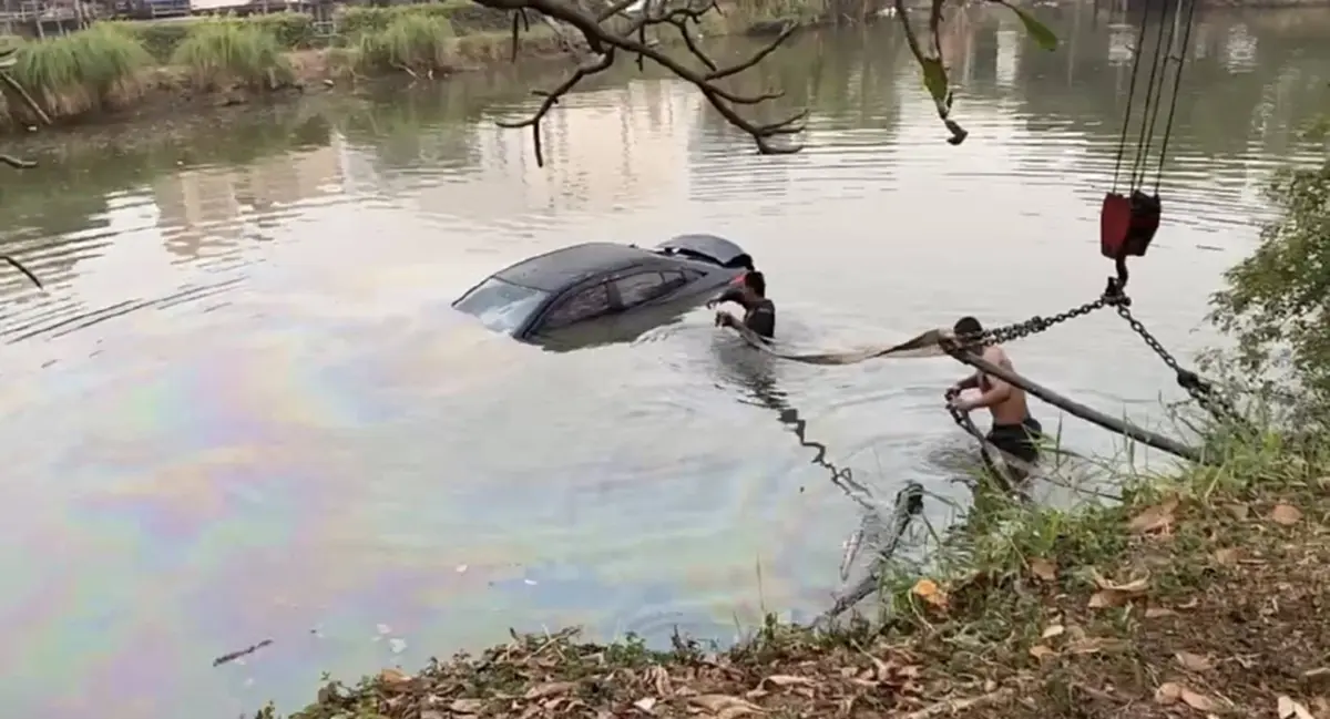 สลด 2 สาวกลับจากฉลองปีใหม่ ขับเก๋งตาม GPS ชนเต็มๆ หนุ่ม ม.ดังดับ