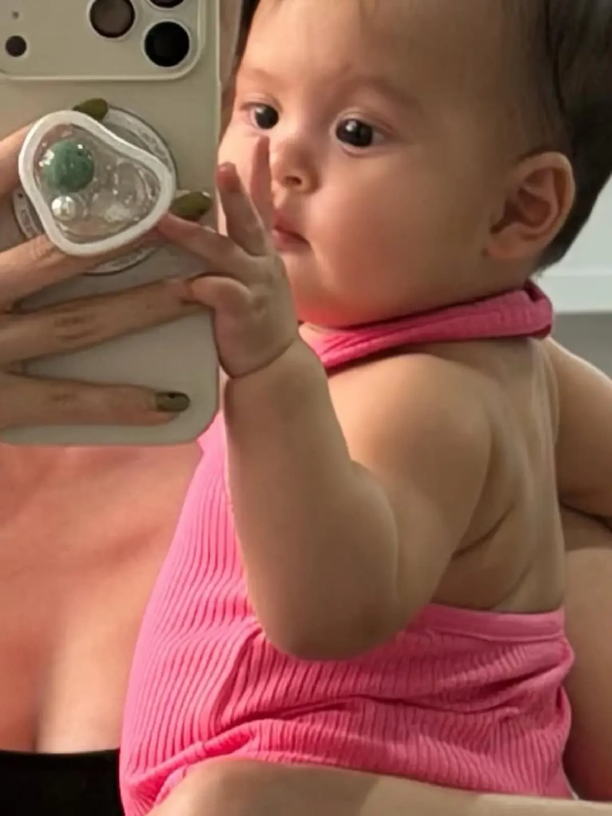 ลูกไม้หล่นไม่ไกลต้น ลูกสาว โพสท่าจริตเริ่ด ทำโซเชียลใจละลาย