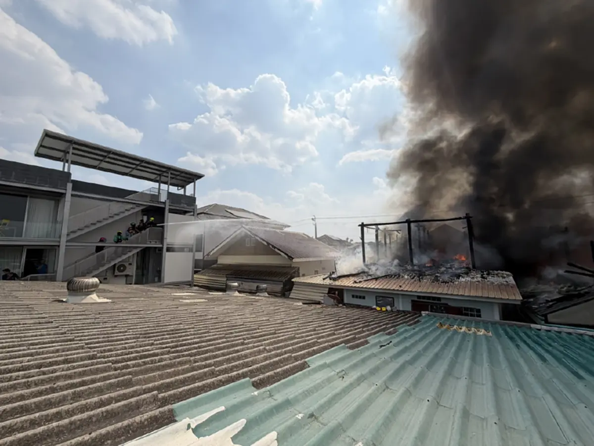 ไฟไหม้บ้านรุนแรง 3 หลัง ซอยสรงประภา 5 เร่งดับไฟ หาสาเหตุ