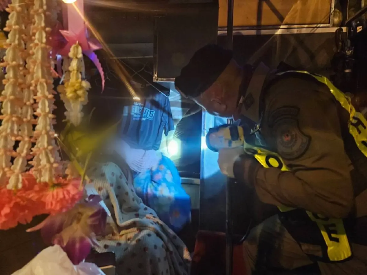 สกัดจับโชเฟอร์รถทัวร์ ตีเนียนช่วงปีใหม่ ขนกันมาเต็มรถ