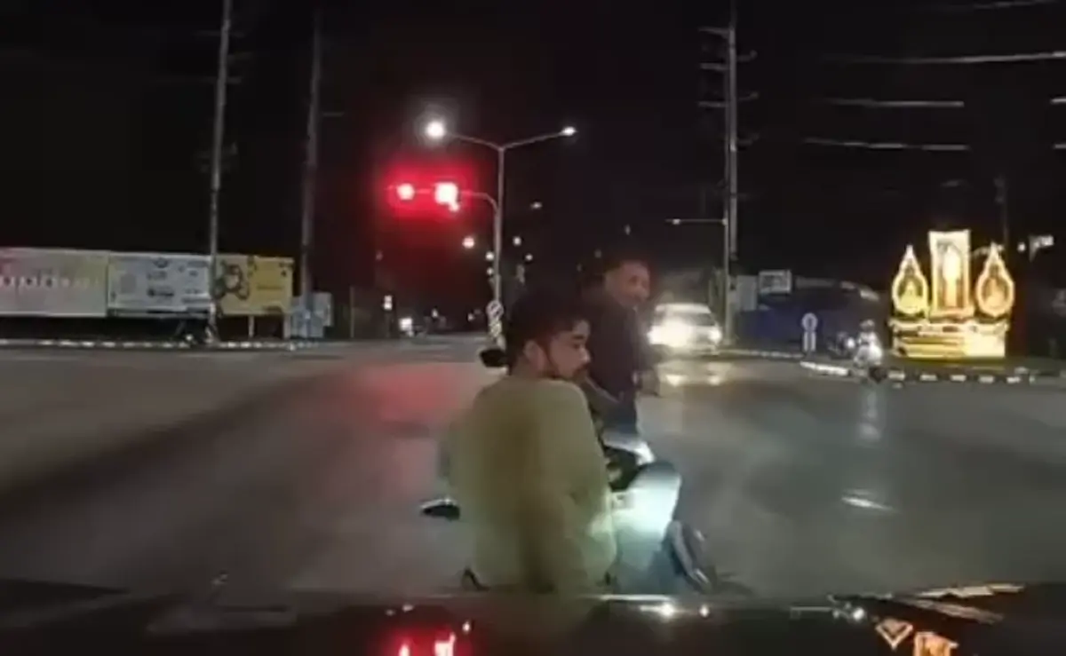 หนุ่มโมโหเดือด ถูกรถเสยท้ายจยย.ขณะติดไฟแดง ก่อนสุดท้ายคดีพลิก