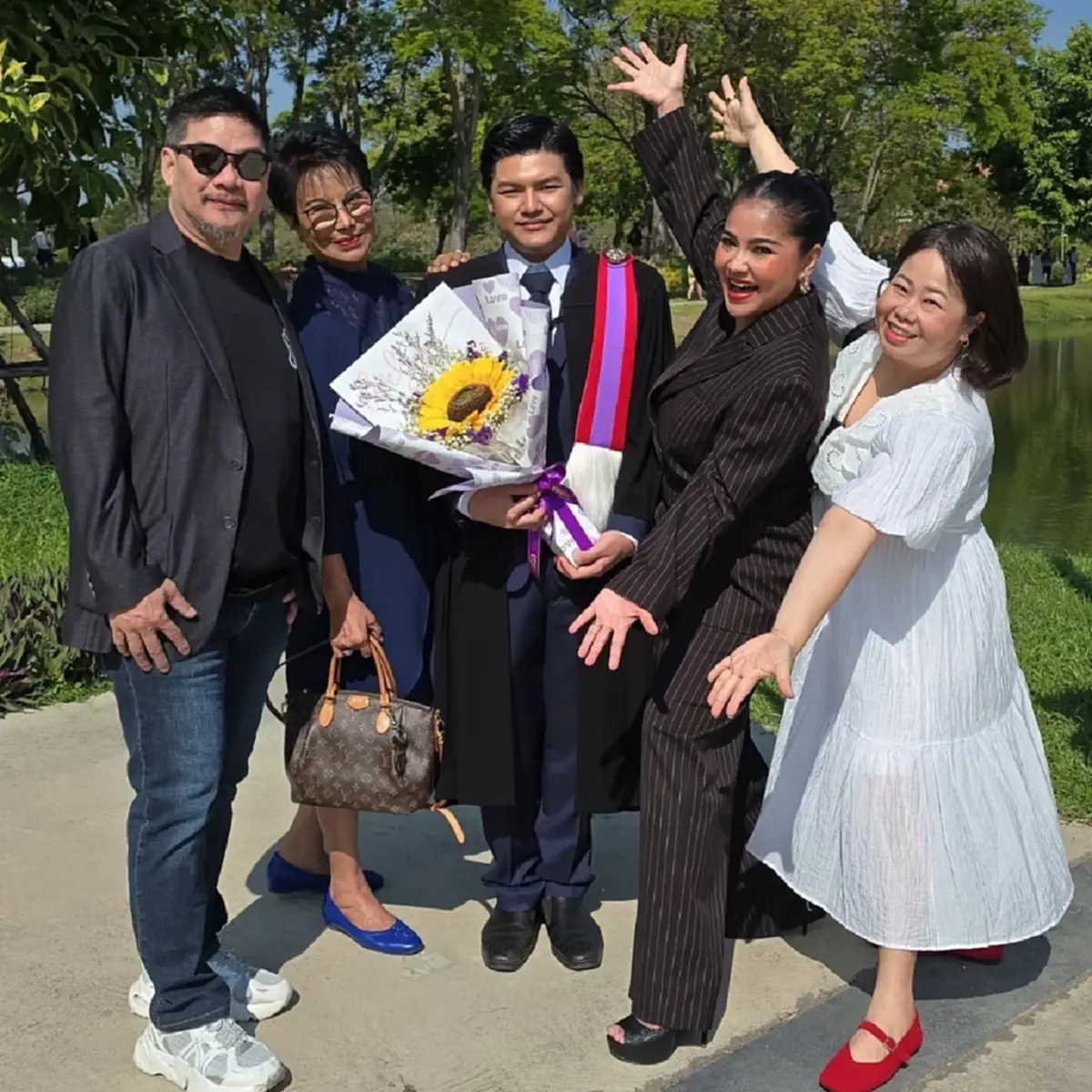 ตั๊ก ศิริพร ตอบชัด สาวเสื้อขาวยืนข้าง น้องภู เป็นใคร