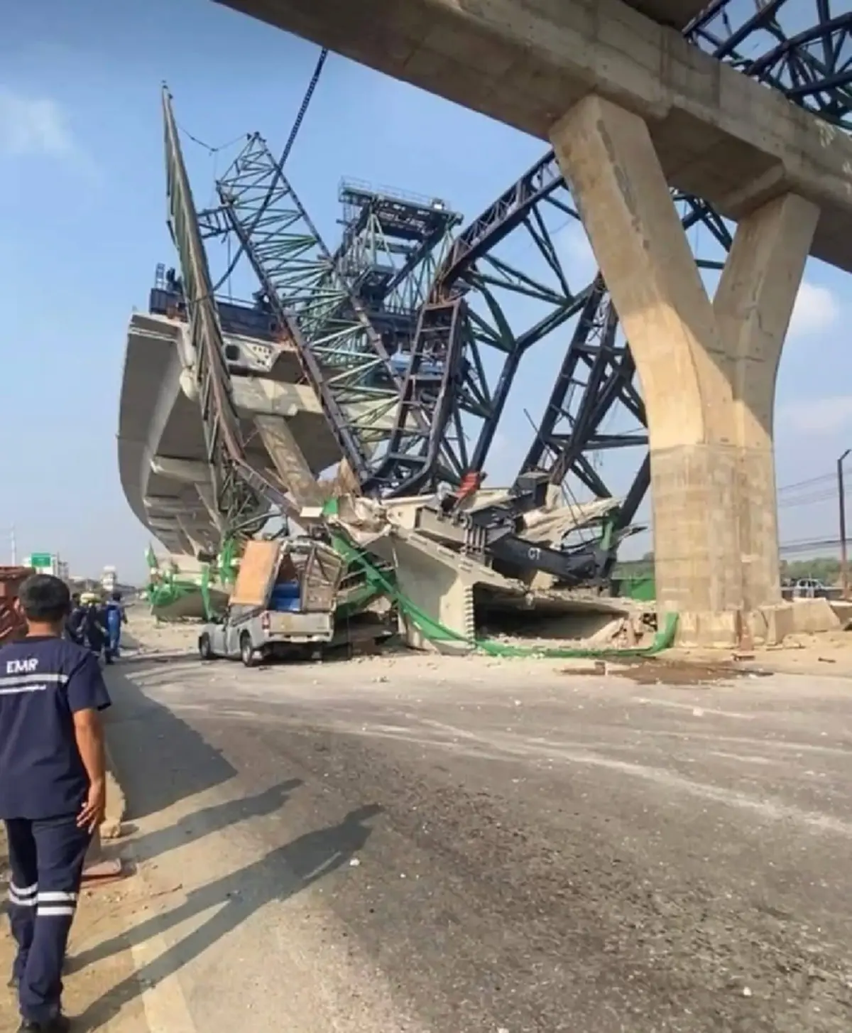 อีกแล้ว พระราม 2 ระทึกไม่หยุด เครนก่อสร้างถล่ม รถถูกทับ 2 คัน