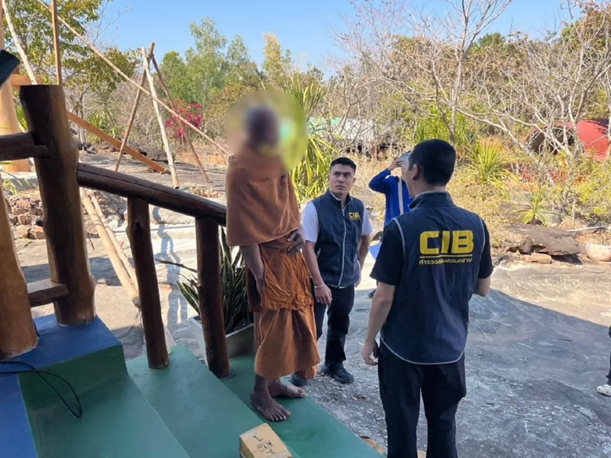 จีวรบินก็ไม่รอด "พระบวชหนีคดี" นาน 10 ปี กระโดดหน้าผาหนี