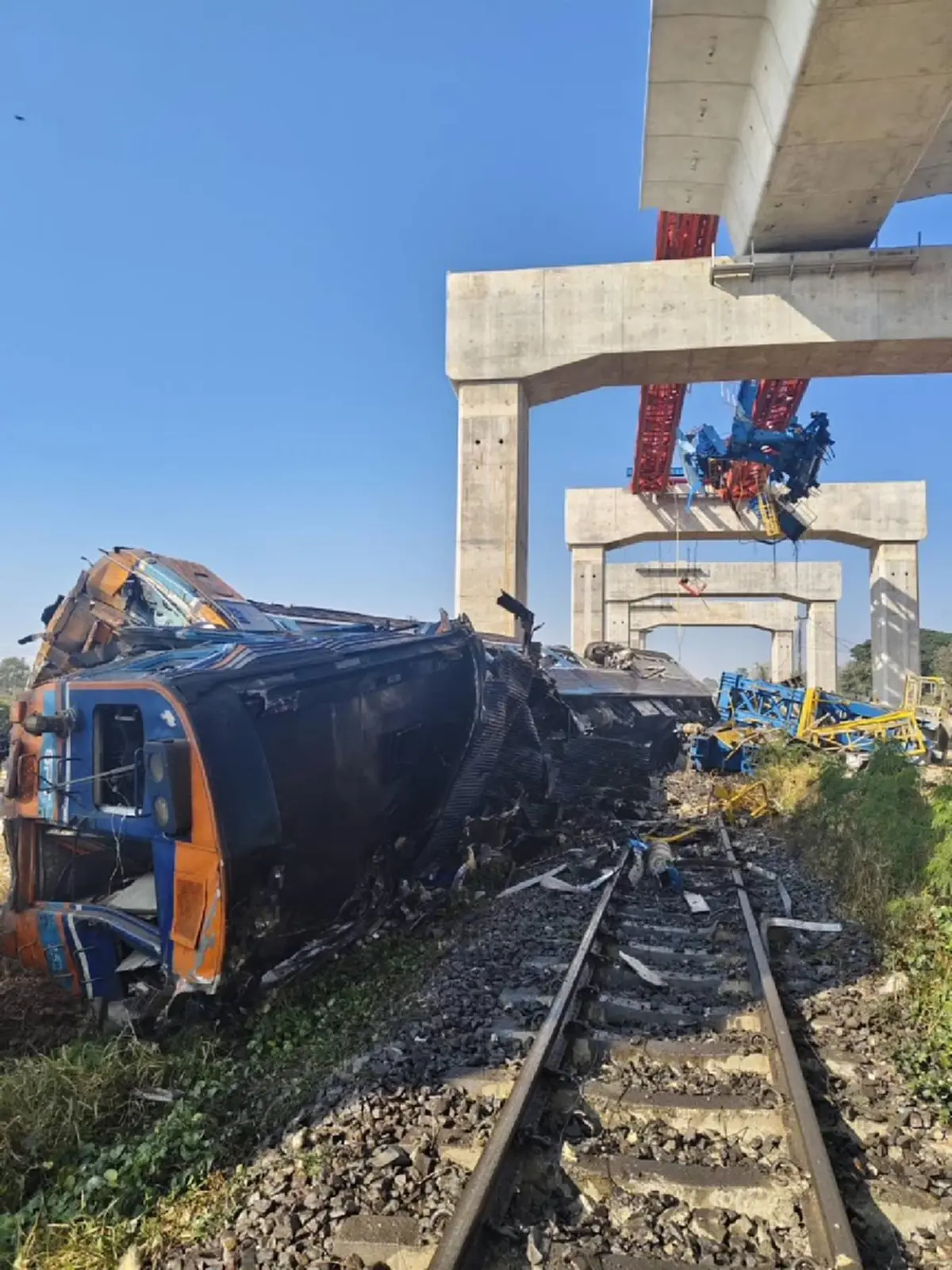 เปิดจำนวนผู้เสียชีวิต เครนก่อสร้างทางรถไฟยกระดับ ถล่มทับโบกี้รถไฟ