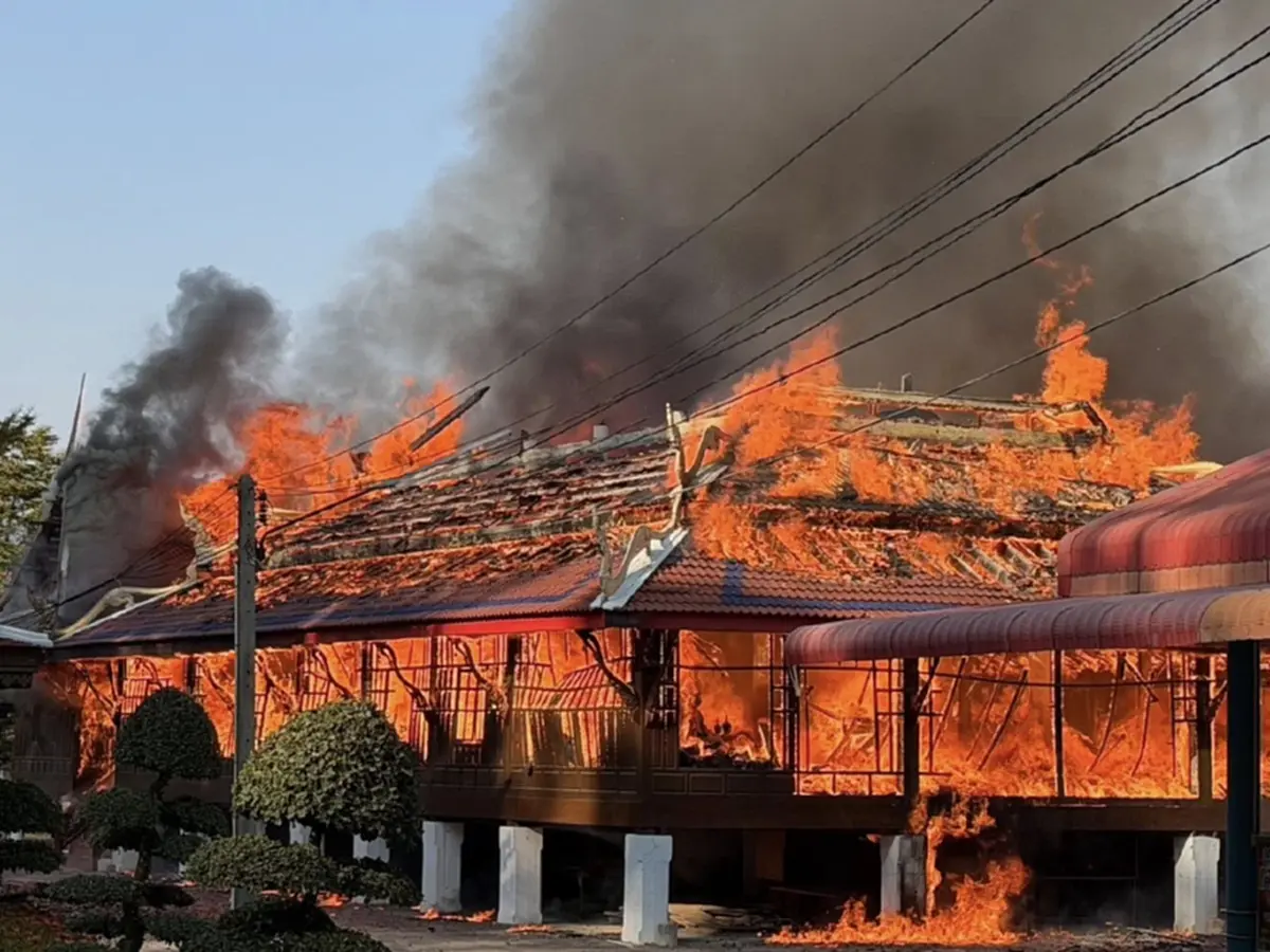เกิดเหตุเพลิงไหม้ภายในวัดตะโก จ.ลพบุรี ยังควบคุมเพลิงไม่ได้