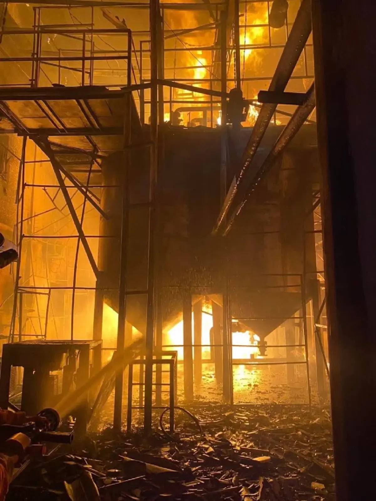 คืบหน้า! เหตุเพลิงไหม้โรงงานผลิตยากันยุง  อ.เมือง จ.ราชบุรี