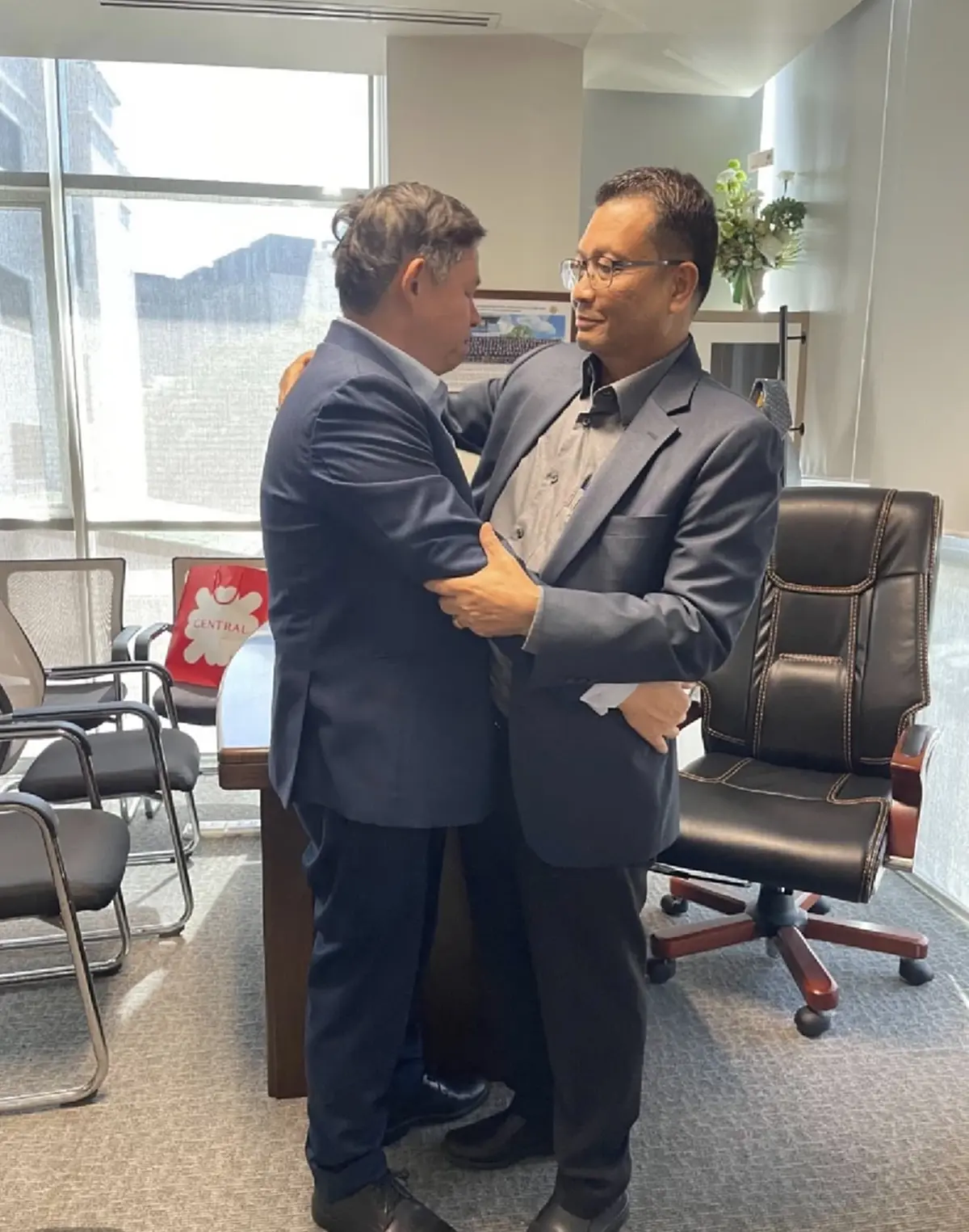 ภาพล่าสุด "ทนายแก้ว" ยื่นหนังสือลาออก สีหน้าบ่งบอกทุกความรู้สึก