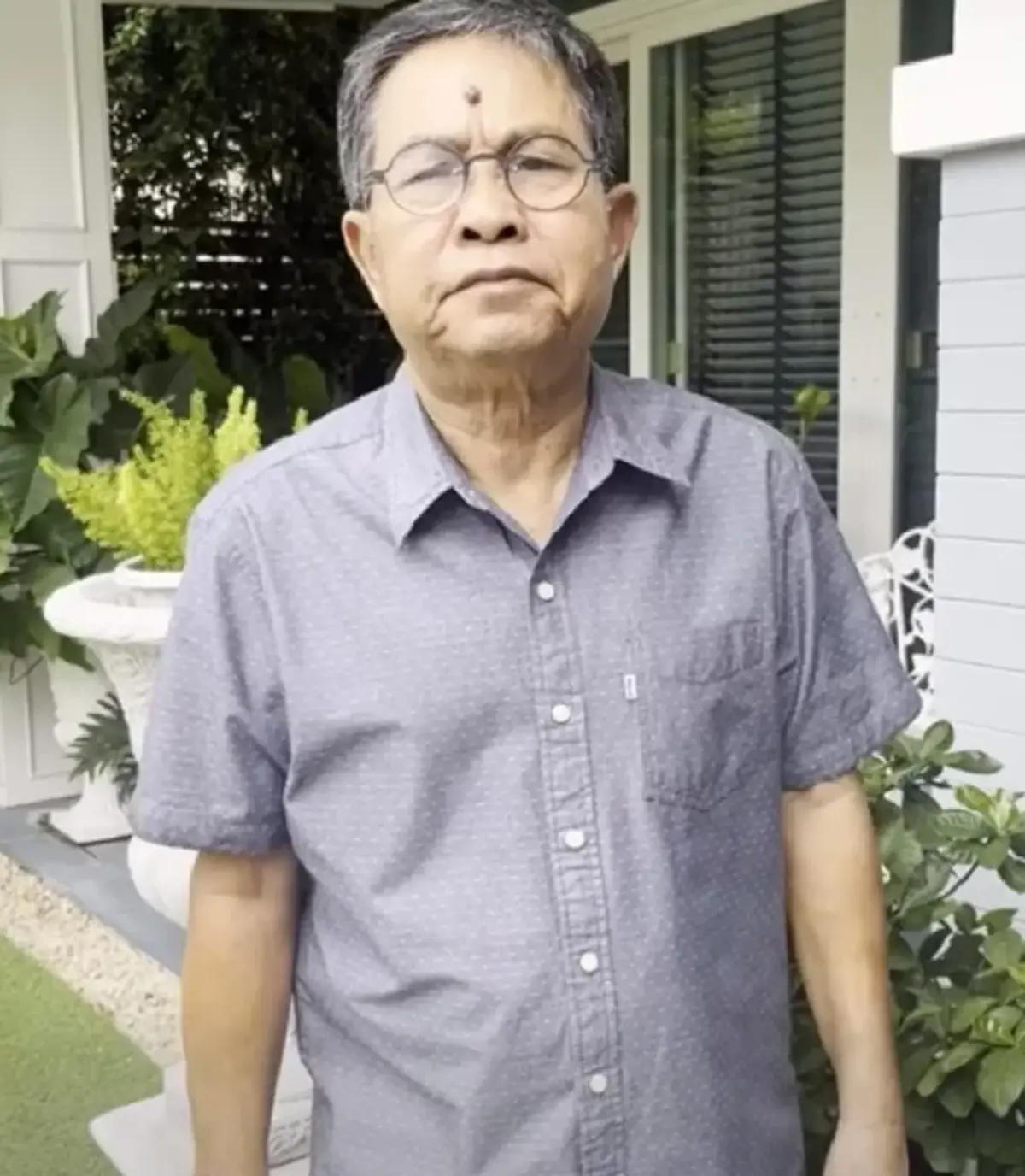 "เด๋อ ดอกสะเดา" น้ำตาซึม เขียนข้อความใส่กระดาษ เศร้ารอมาทั้งชีวิต