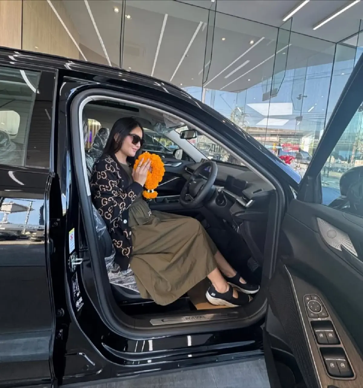 เจมส์ เรืองศักดิ์ ถอยรถใหม่ป้ายแดง แฟน ๆ แห่โฟกัสเลขทะเบียนสวย