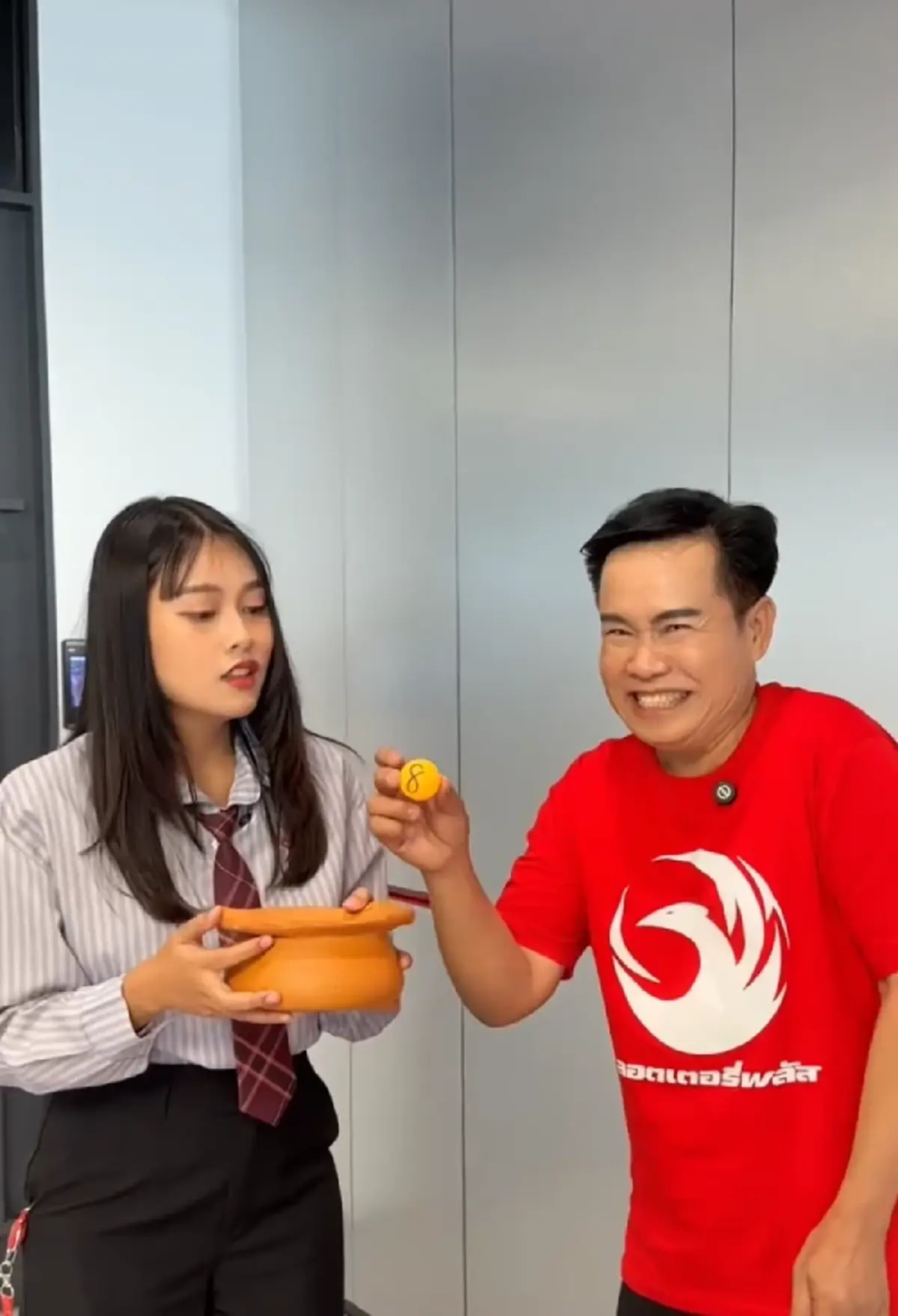 ลูกทุ่งดัง มนต์สิทธิ์ คำสร้อย โชว์จุดธูปมงคล ได้เลขสวย