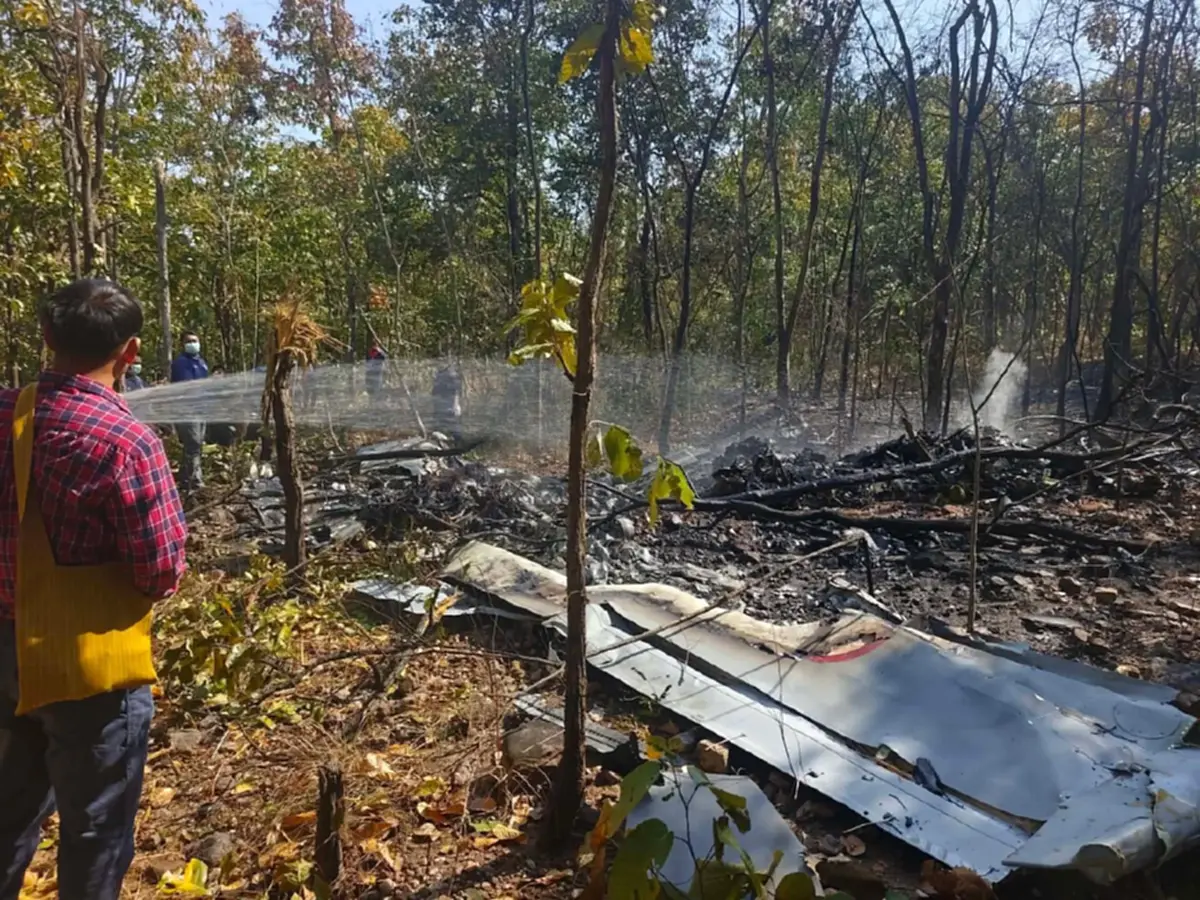 สุดสลด เปิดชื่อ 2 นักบินเสียชีวิตเหตุเครื่องบินทหารตกกลางป่า