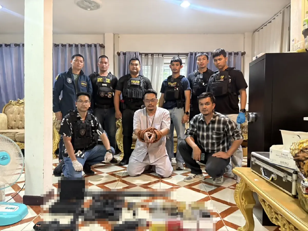 บุกรวบ เจ้าสำนักจอมขมังเวทย์ ของกลางเต็มบ้าน ดิ้นไม่หลุด