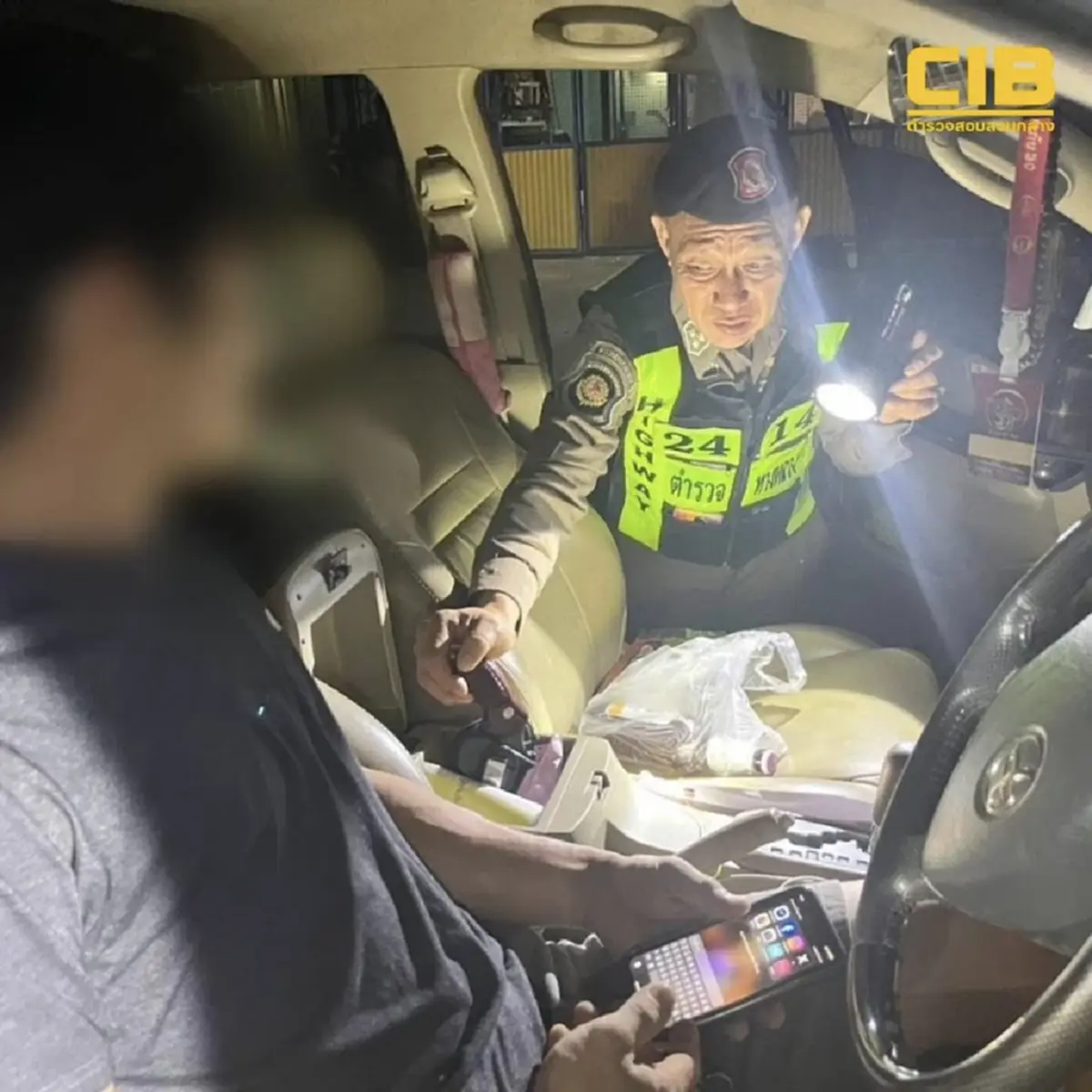 ตำรวจทางหลวงชุมพรจับกุมชาย พกพาอาวุธ-เสพยาบ้าขณะขับรถ