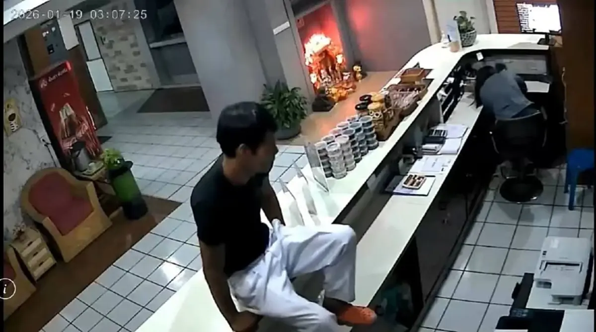 แห่อาลัย "คุณนุ้ย" พนง.ต้อนรับสาว ถูกปลิดชีพดับหน้าเคาน์เตอร์