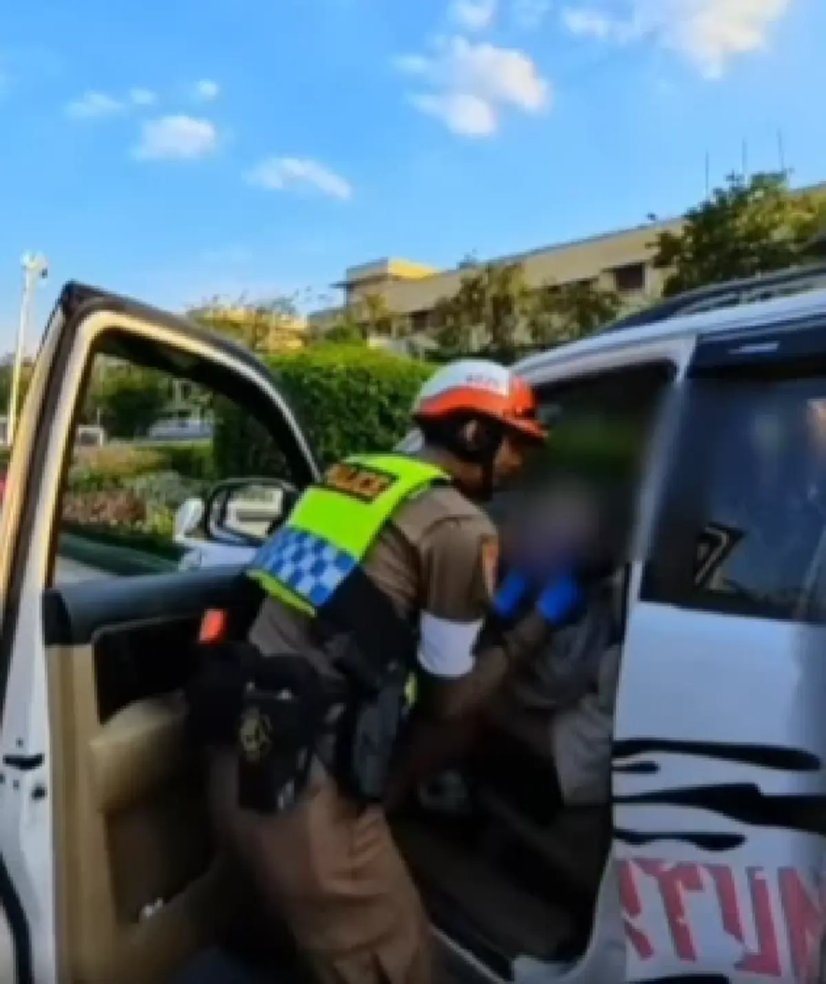 ส่องทะเบียน สาวสุดกลั้น ตำรวจช่วยทำคลอดกลางถนนราชดำเนิน