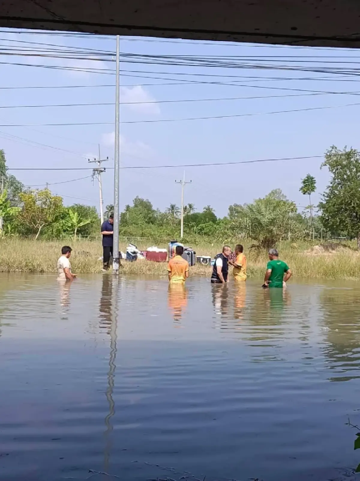 ทะเบียนรถตู้จมน้ำระทึก ตำรวจทางหลวง ช่วย 5 ชีวิตปลอดภัยทุกคน