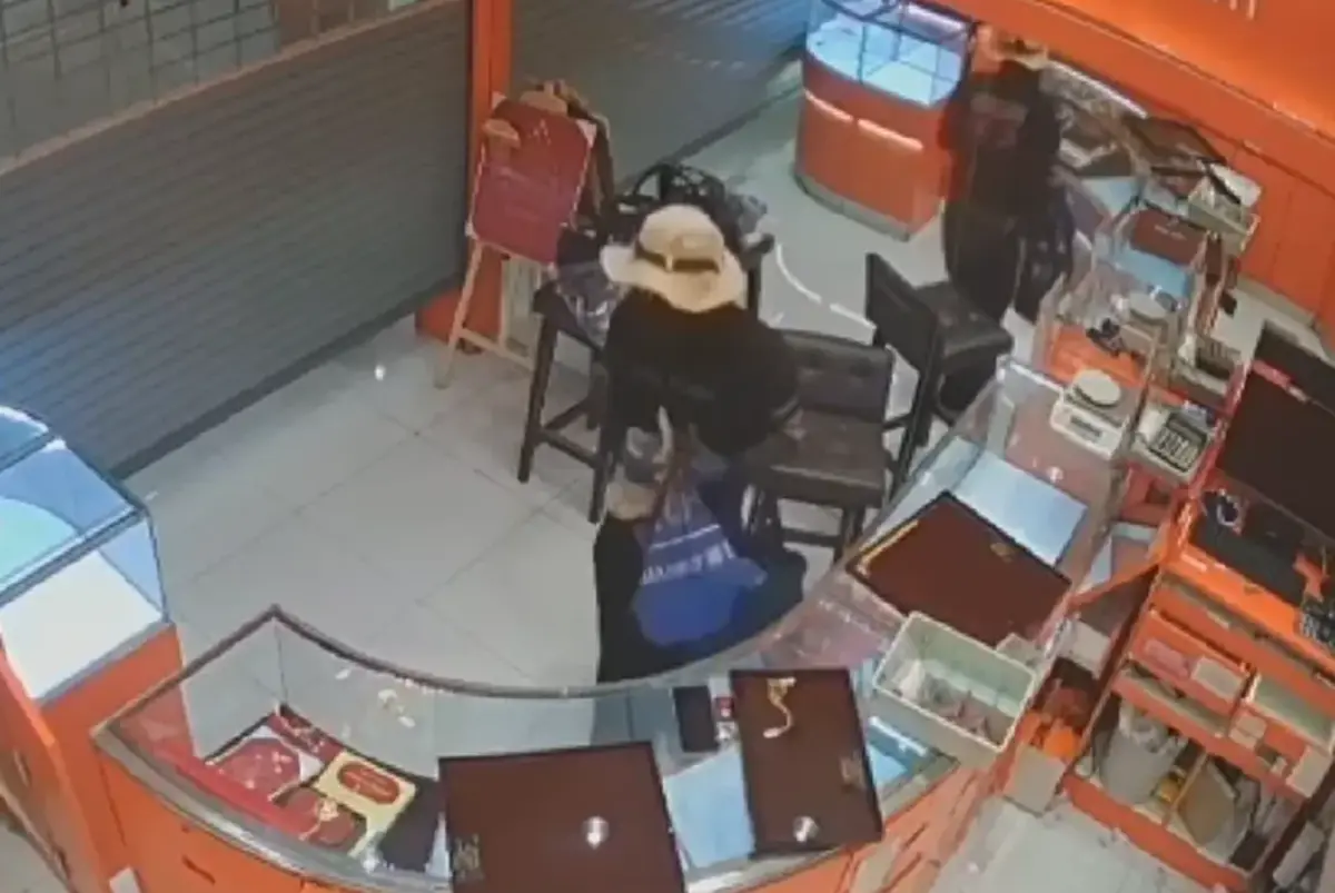 พนักงานแฉนาทีคนร้ายบุกปล้นทอง คำขู่สุดเลือดเย็น สำเนียงออกชัด