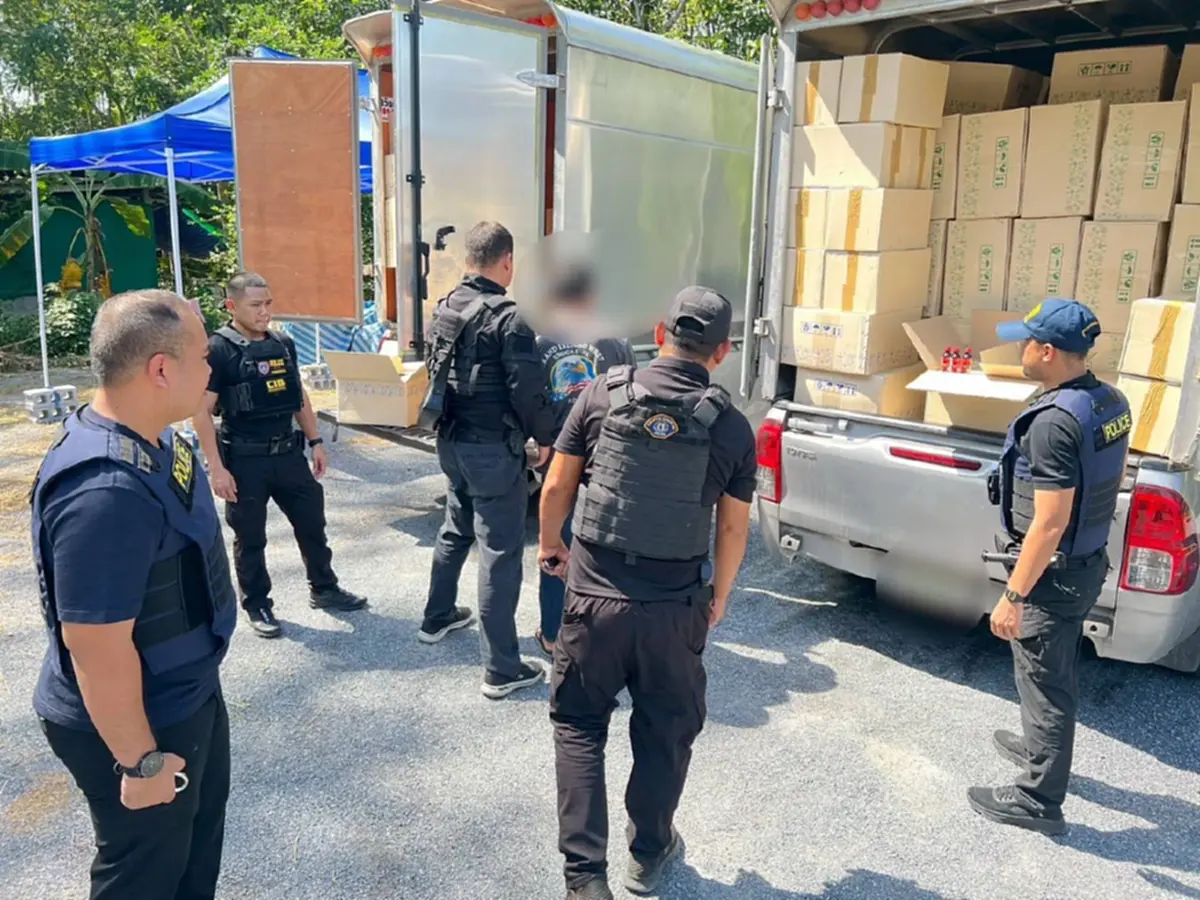 บุกโรงงานยาแก้ไอปลอมรายใหญ่เมืองคอน ยึด 20 ล้าน มอมเมาเยาวชน