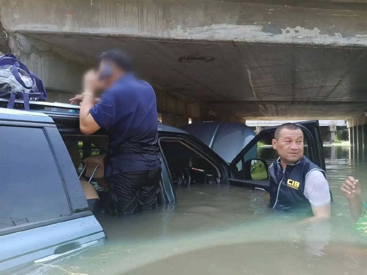 ทะเบียนรถตู้จมน้ำระทึก ตำรวจทางหลวง ช่วย 5 ชีวิตปลอดภัยทุกคน