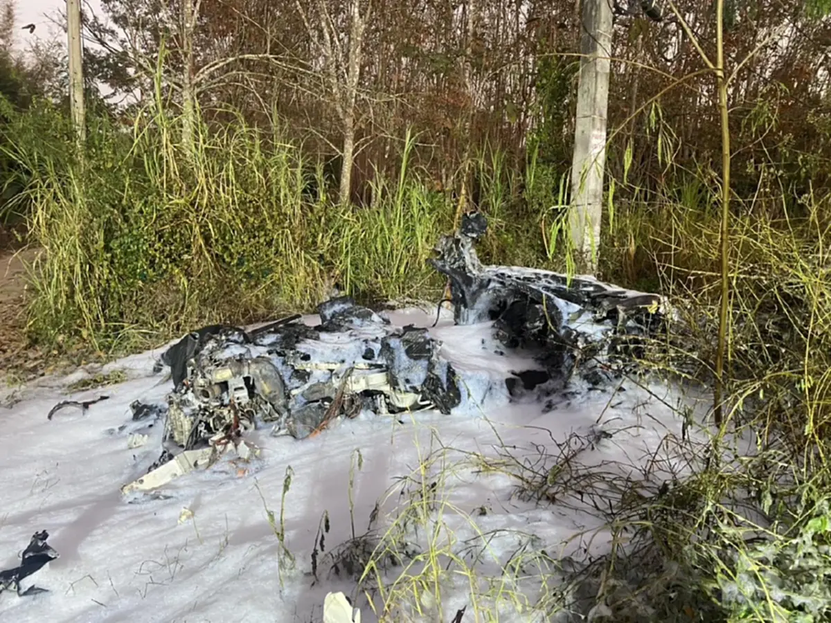 ซุปเปอร์คาร์หลุดโค้งใกล้ อบต.ป่าคา ไฟลุกท่วมทั้งคันเหลือแต่ซาก