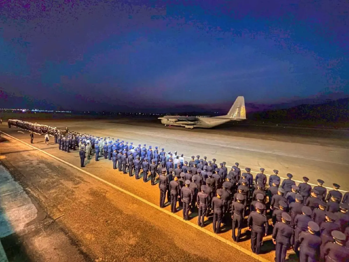 ทะเบียนรถเคลื่อนร่าง 2 นักบิน AT-6TH สองข้างทางรับร่างอย่างสมเกียรติ