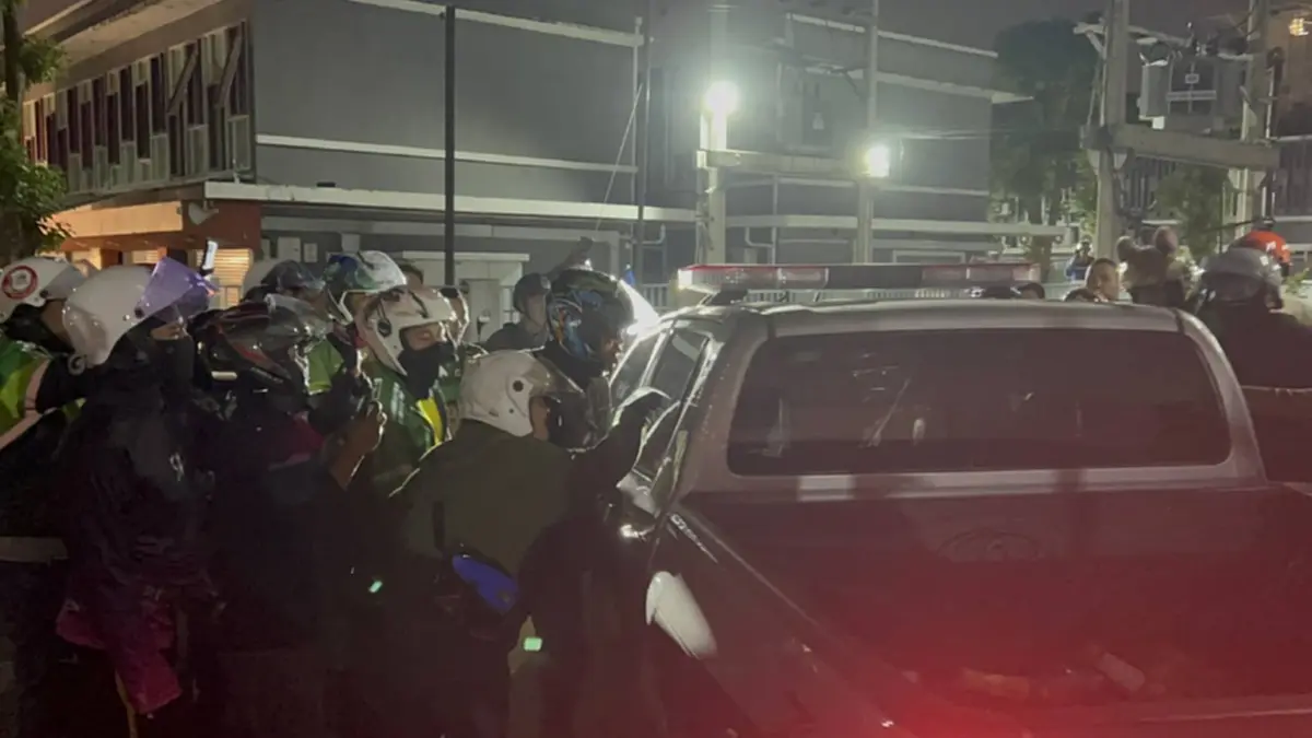 ไรเดอร์นับ100 บุกล้อมสน.ปทุมวัน เหตุรปภ.ทำร้ายไรเดอร์หญิงสลบ