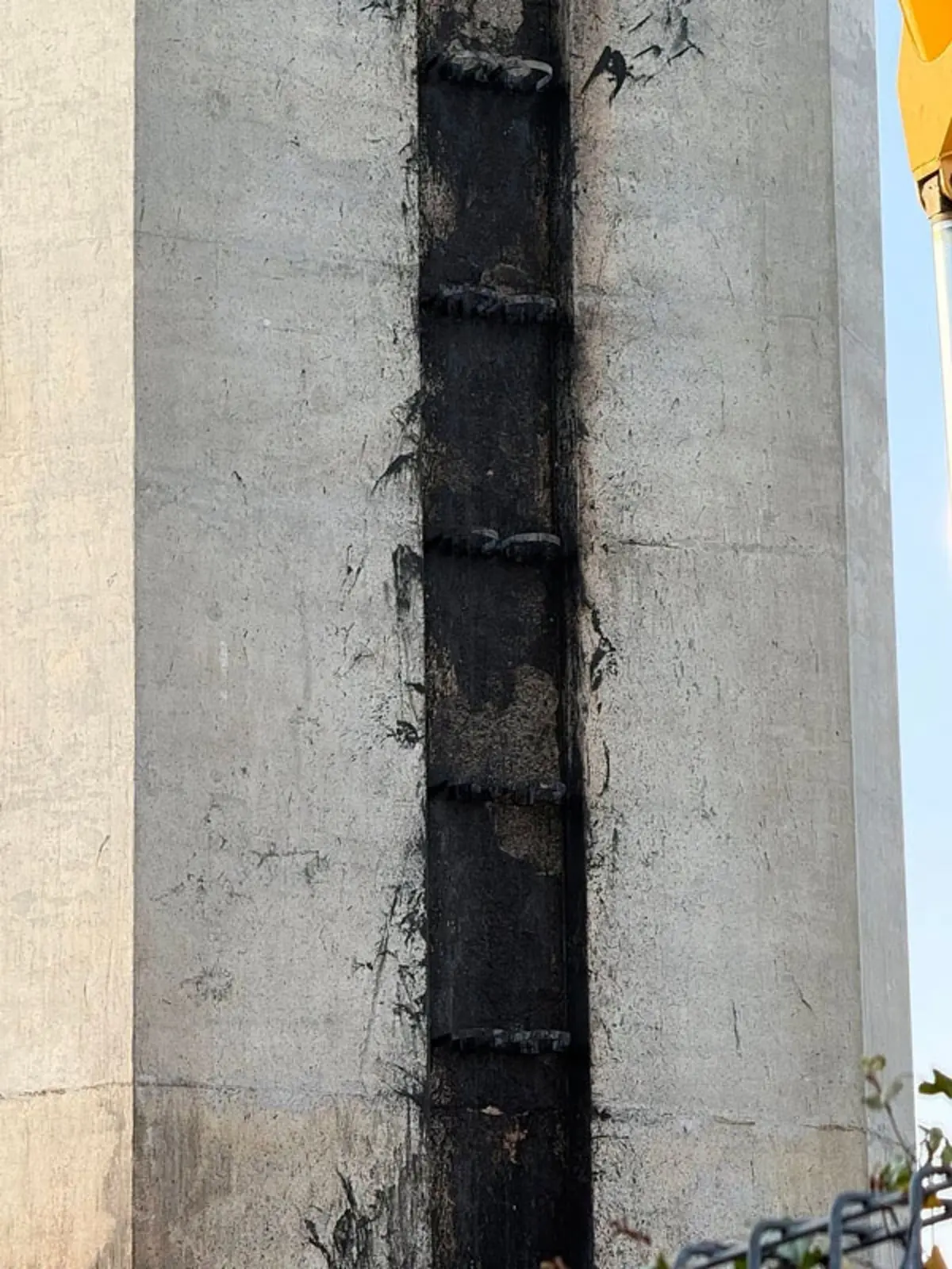 สะพานภูมิพลไฟไหม้ เสียหาย 15 ล้าน พ่อแม่เด็กต้องรับโทษแทน