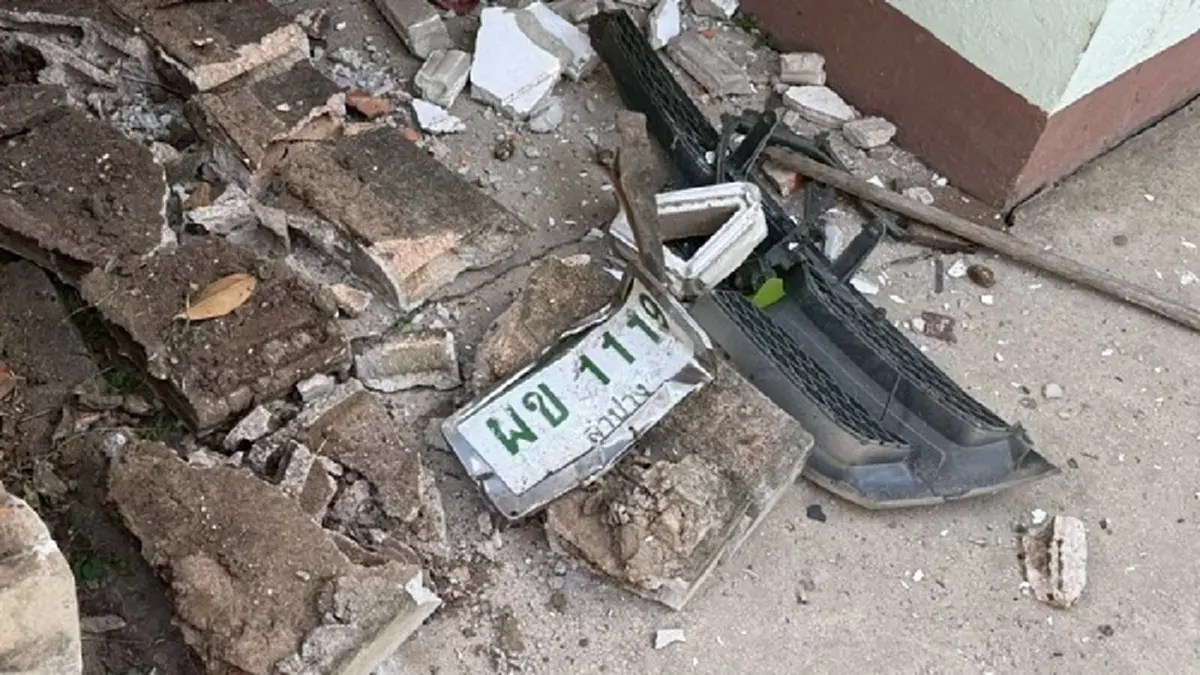 ทะเบียนกระบะ พุ่งชนอาคารเรียน ทะลุกำแพงเข้าไปกว่าเกินครึ่งคัน