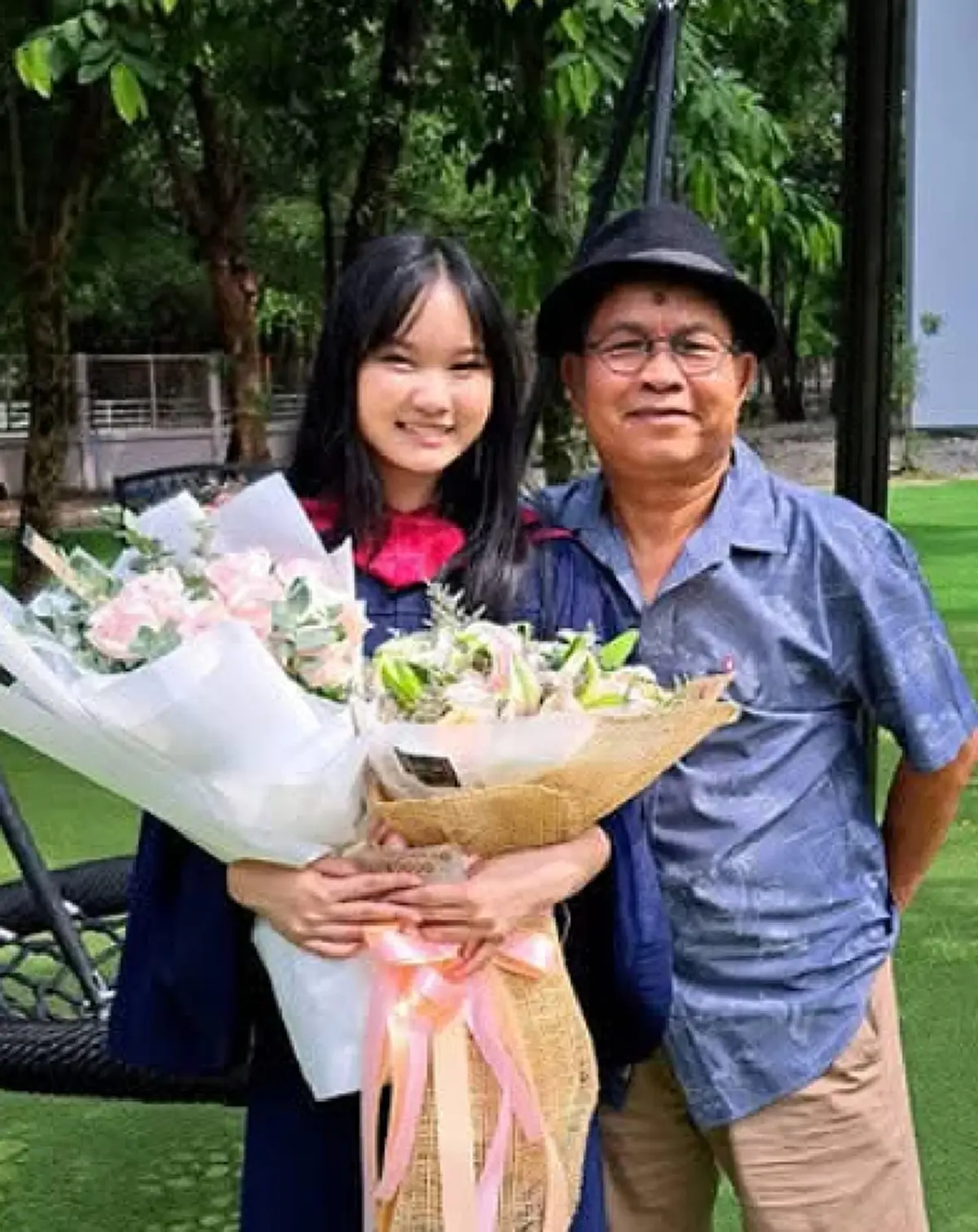 "เด๋อ ดอกสะเดา" น้ำตาซึม เขียนข้อความใส่กระดาษ เศร้ารอมาทั้งชีวิต