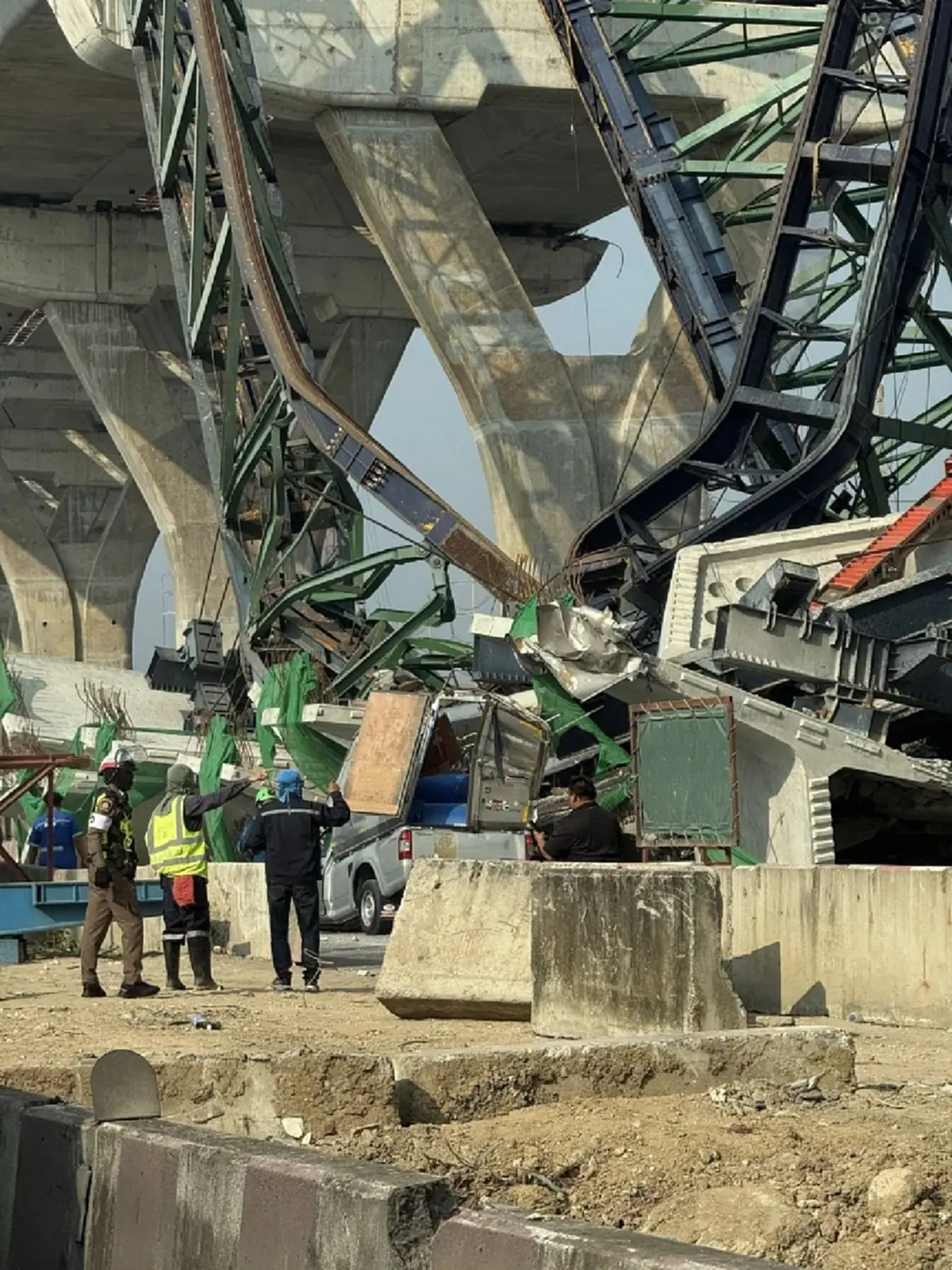 เปิดจำนวนผู้เสียชีวิต เหตุเครนก่อสร้างถล่ม ถนนพระราม 2