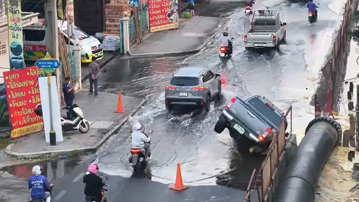 เปิดใจคนขับกระบะ นาทีระทึก ถนนพระราม 2 ทรุดกะทันหัน รถเกือบคว่ำ