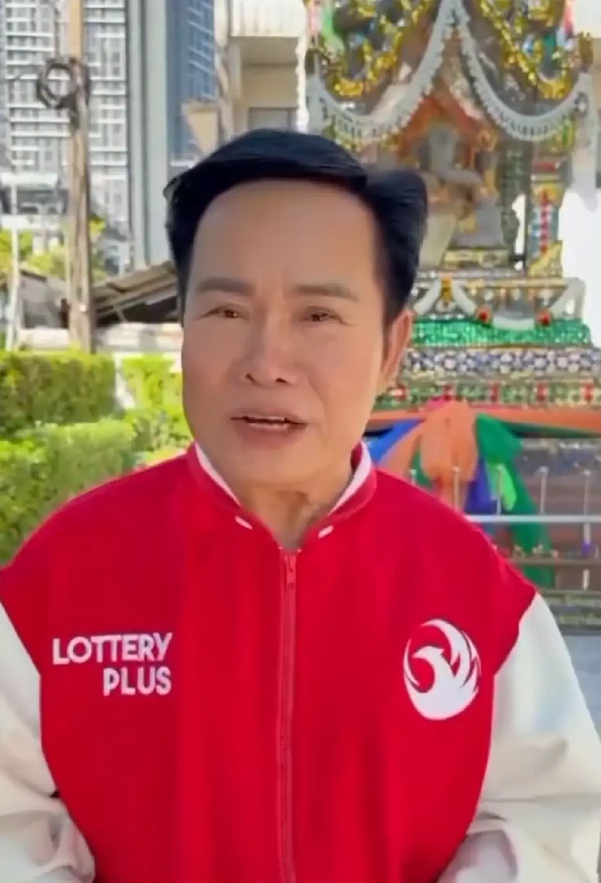 ลูกทุ่งดัง มนต์สิทธิ์ คำสร้อย โชว์จุดธูปมงคล ได้เลขสวย