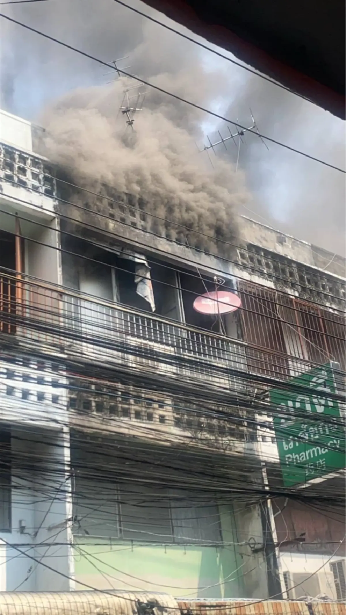 ระทึก ไฟไหม้อาคารพาณิชย์กลางวันแสกๆ ซอยประชาสงเคราะห์ 2