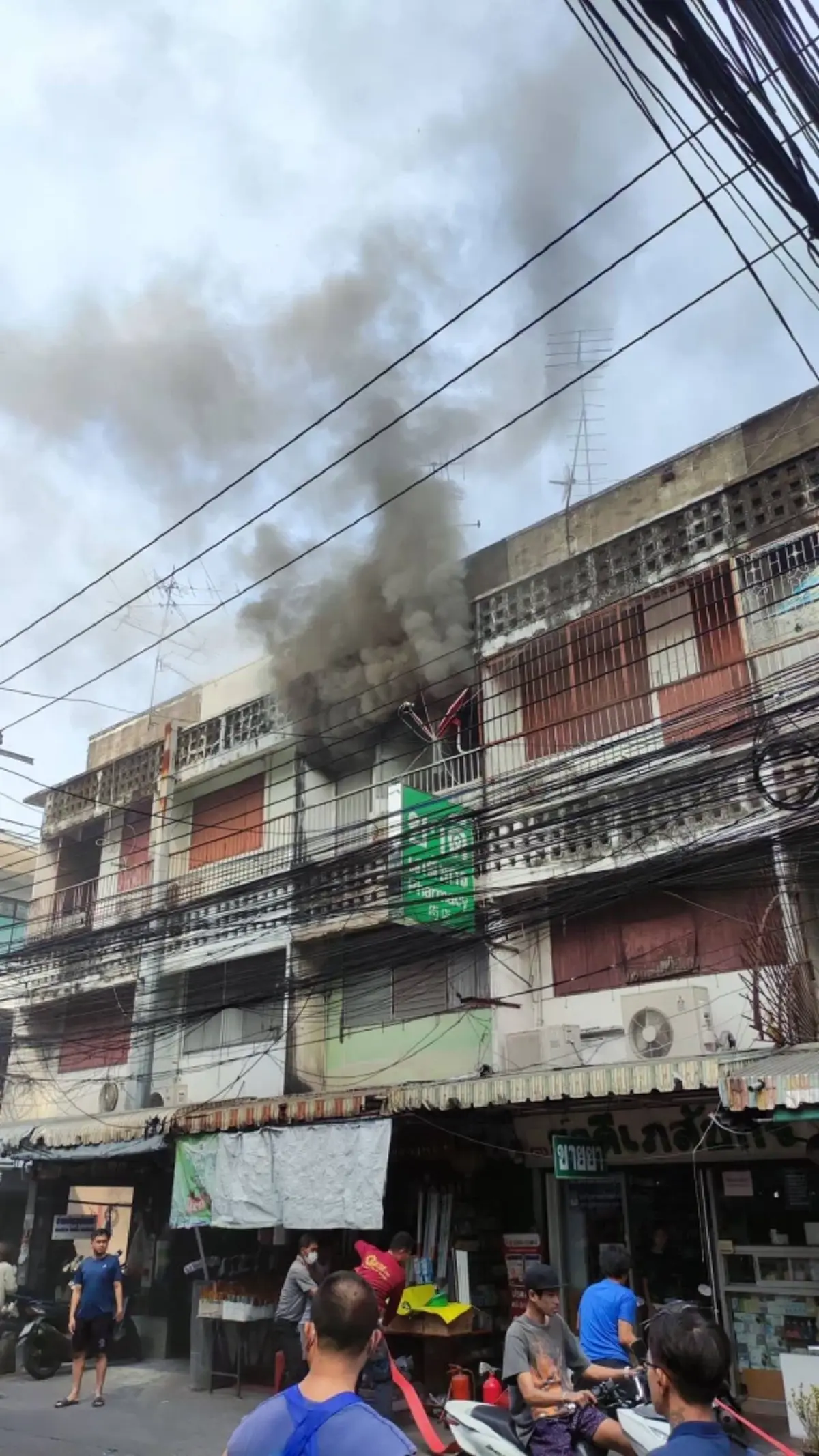 ระทึก ไฟไหม้อาคารพาณิชย์กลางวันแสกๆ ซอยประชาสงเคราะห์ 2