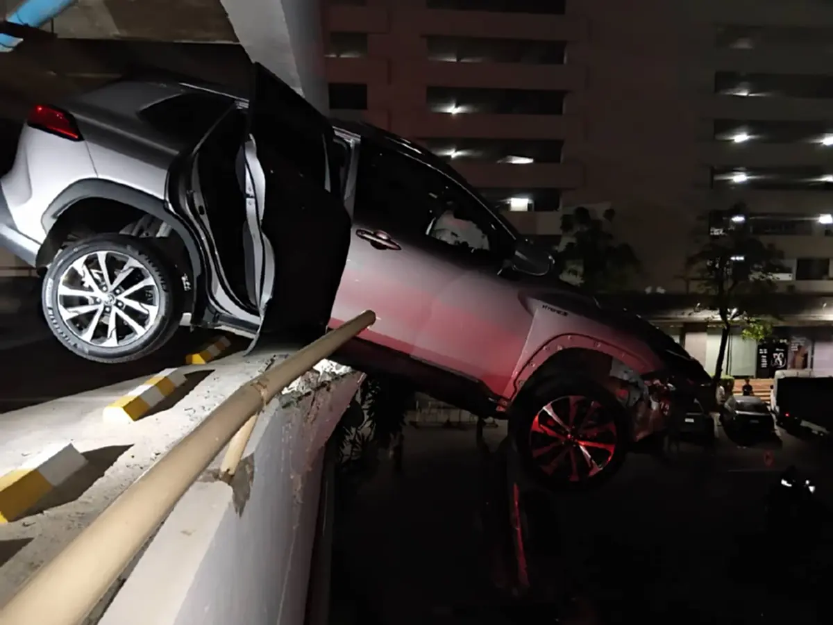 เปิดทะเบียน รถเก๋งพุ่งทะลุกำแพงลานจอดรถ เฉียดร่วงตึก ย่านพระราม 4 