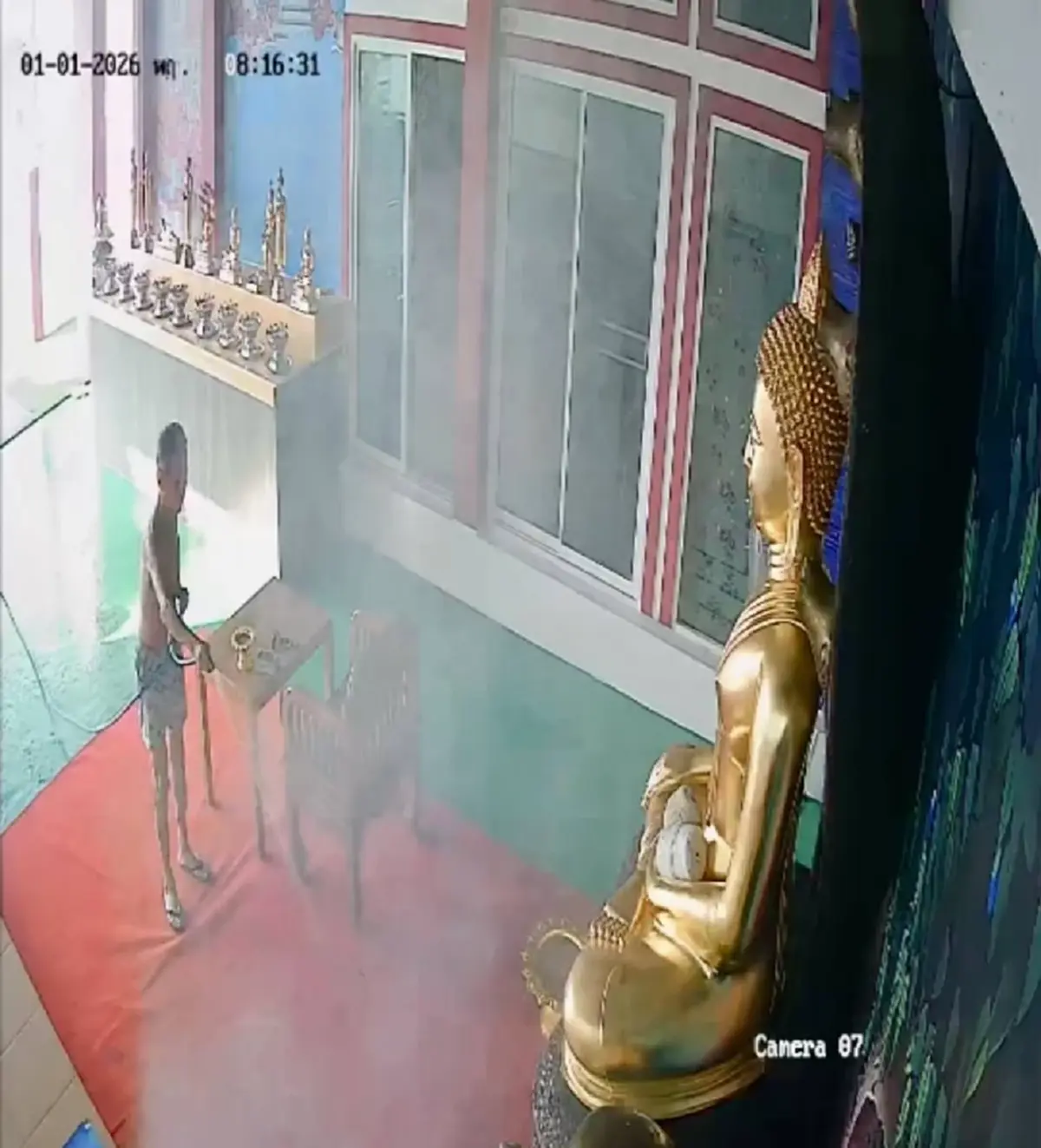 ไฟไหม้หน้าพระพุทธรูป 3 องค์ เปิดวงจรปิดพบเรื่องที่น่าอัศจรรย์