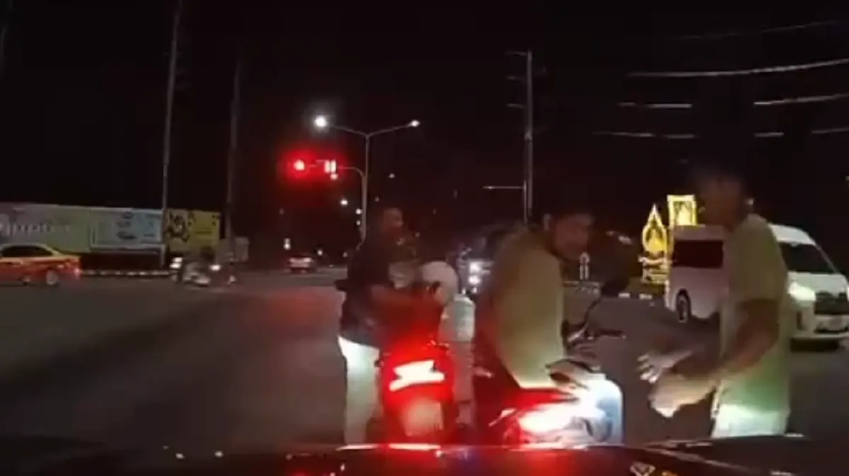 หนุ่มโมโหเดือด ถูกรถเสยท้ายจยย.ขณะติดไฟแดง ก่อนสุดท้ายคดีพลิก