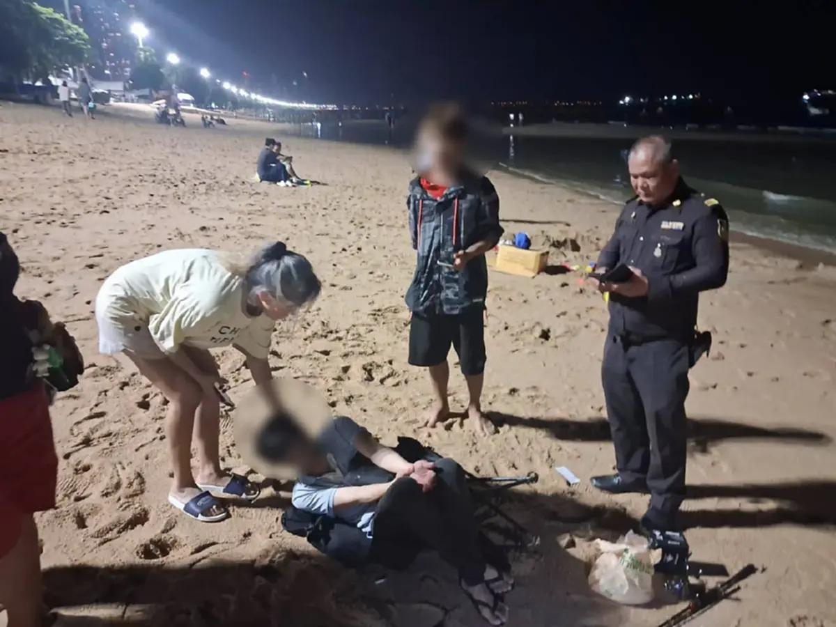 แตกตื่น ชายล้มนอนนิ่งริมหาดจอมเทียน สาเหตุพีคจากปลาตัวเดียว