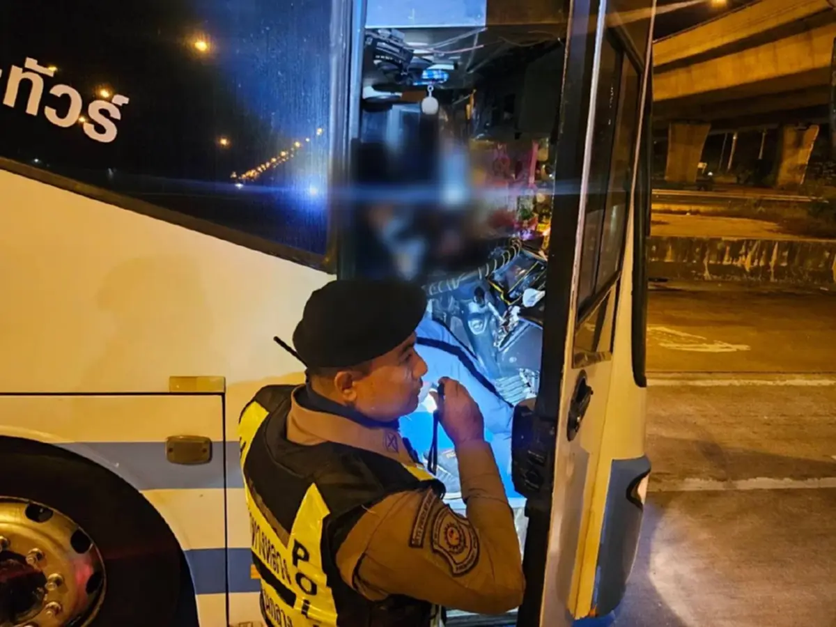 สกัดจับโชเฟอร์รถทัวร์ ตีเนียนช่วงปีใหม่ ขนกันมาเต็มรถ