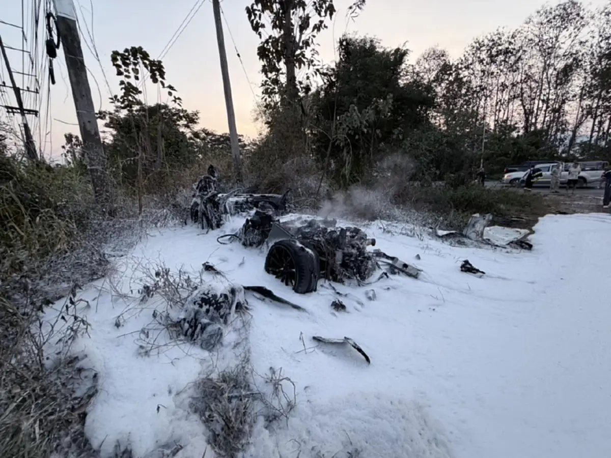 ซุปเปอร์คาร์หลุดโค้งใกล้ อบต.ป่าคา ไฟลุกท่วมทั้งคันเหลือแต่ซาก