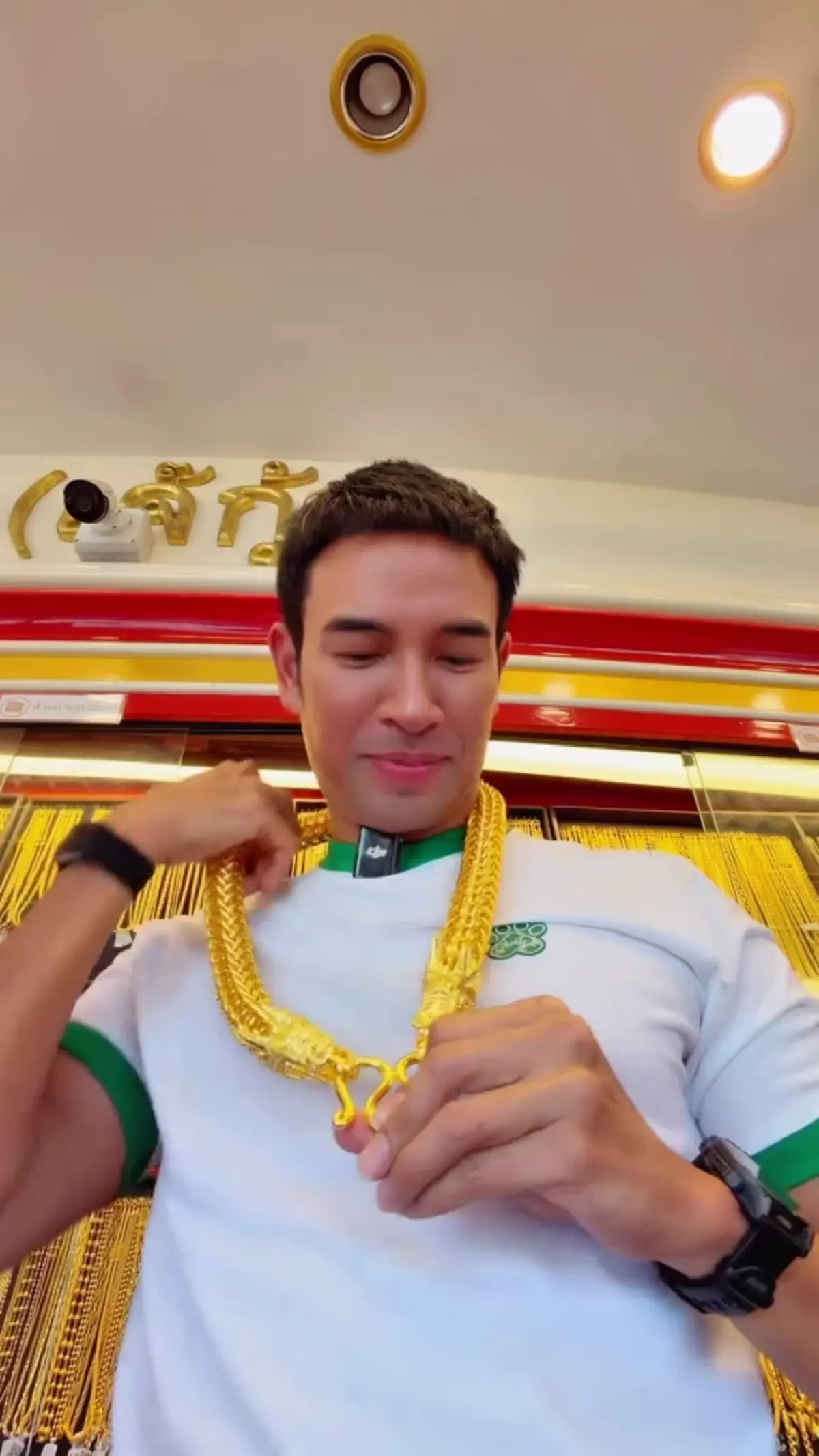 “เกรท วรินทร” พ่อค้าขายทอง อวยพรปีใหม่ ขอให้เส้นนี้อยู่ในคอคุณ