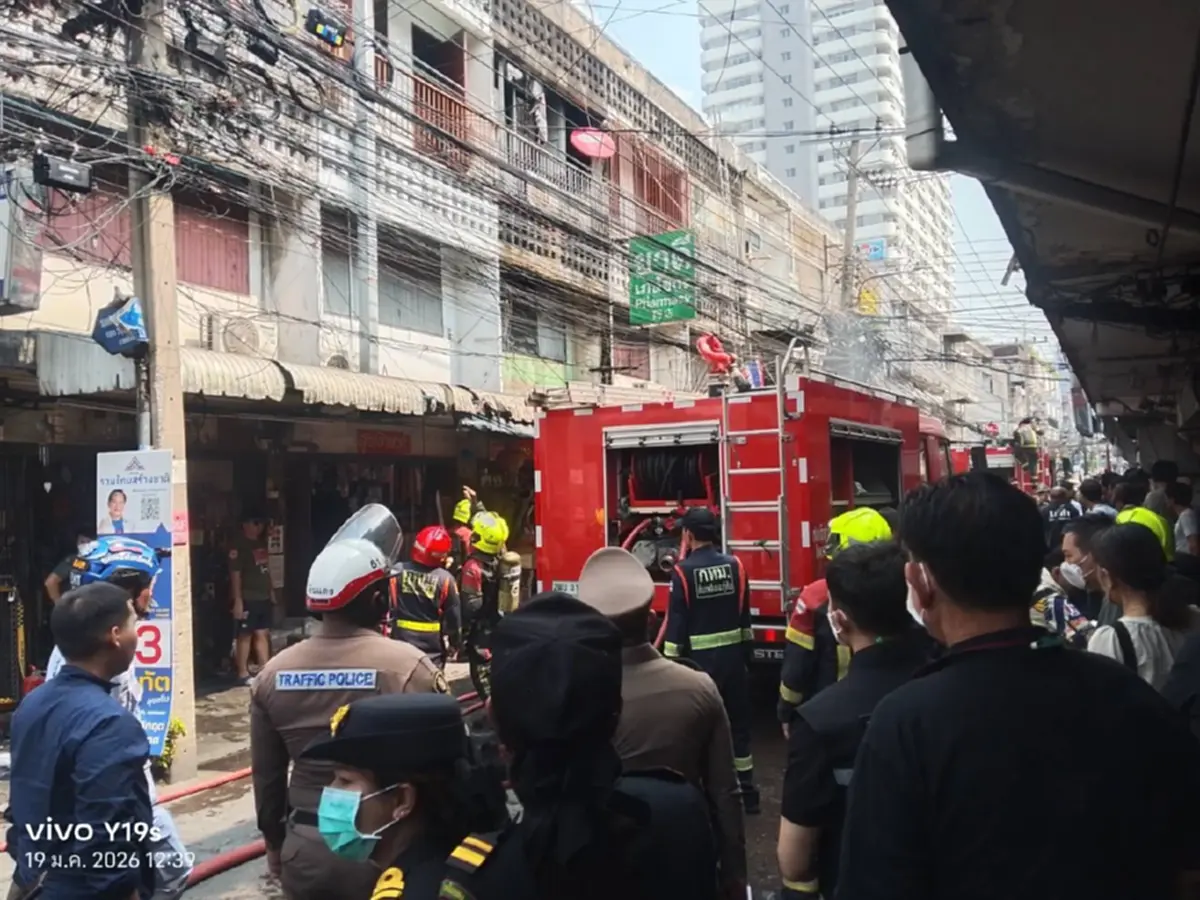ระทึก ไฟไหม้อาคารพาณิชย์กลางวันแสกๆ ซอยประชาสงเคราะห์ 2
