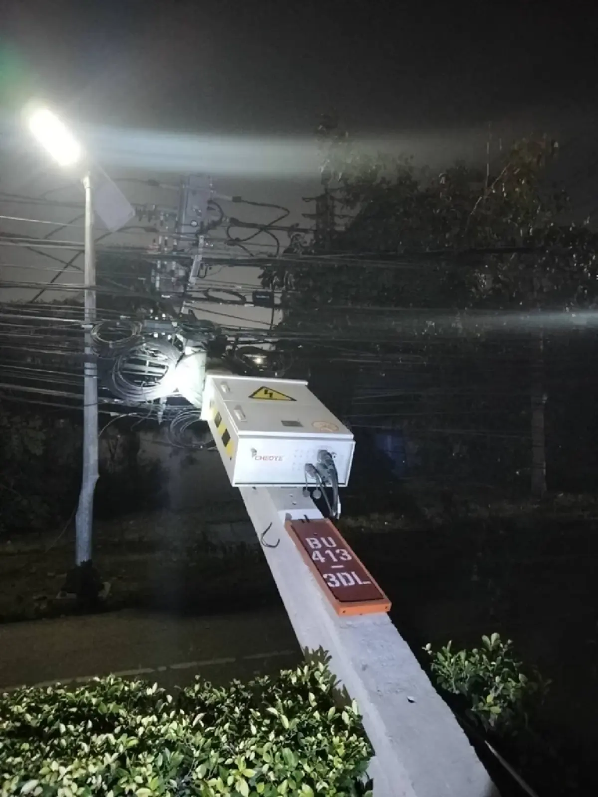 นาทีระทึกบางปู รถตู้คอนเทนเนอร์เกี่ยวสาย เสาไฟล้มระนาว 70 ต้น