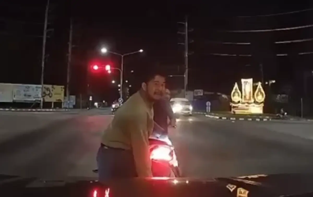 หนุ่มโมโหเดือด ถูกรถเสยท้ายจยย.ขณะติดไฟแดง ก่อนสุดท้ายคดีพลิก