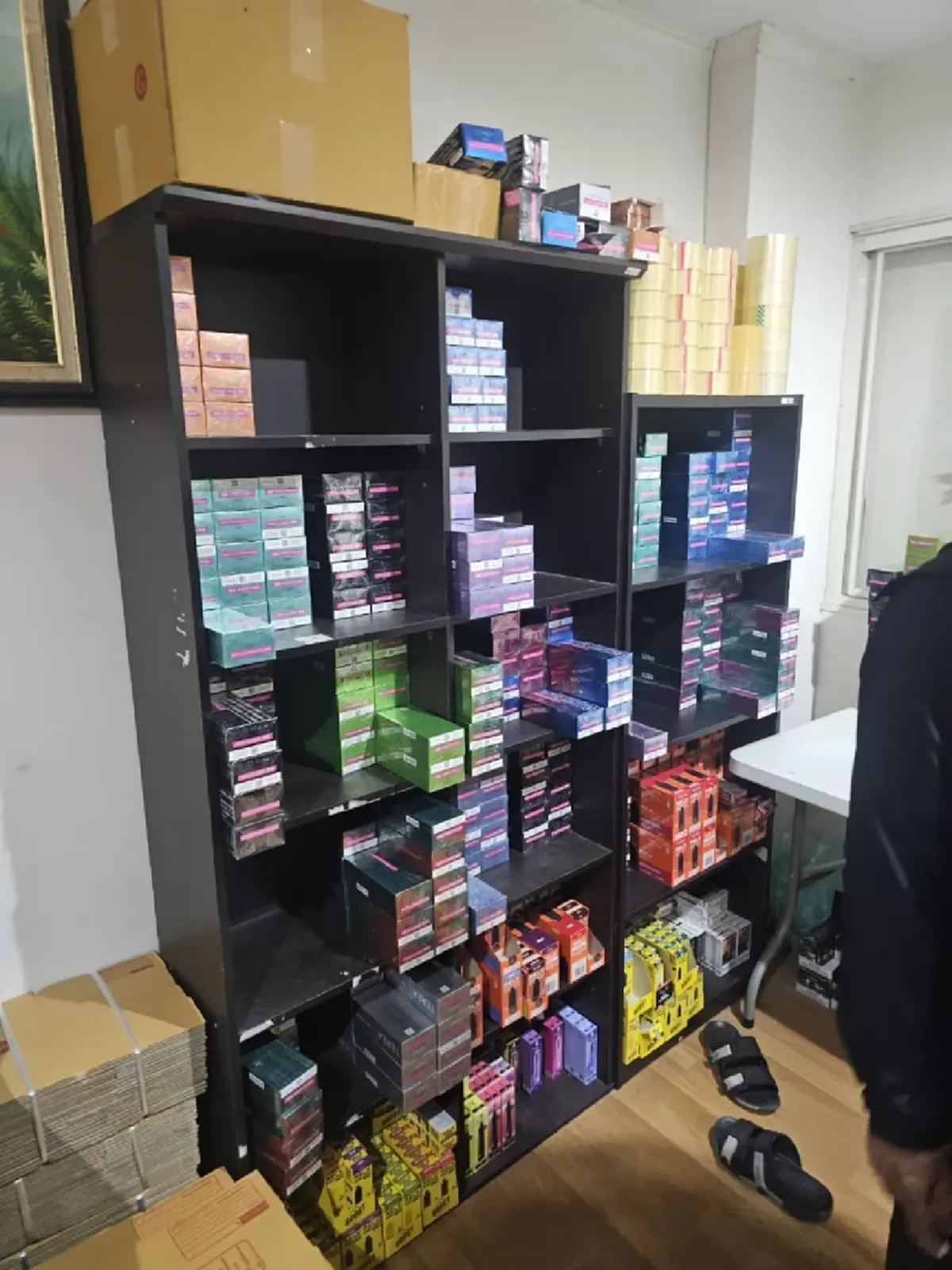 บุกทลายโกดังบุหรี่ไฟฟ้า! คอนโดหรูพระราม 3 ซุกของกลางกว่า 3 ล้าน