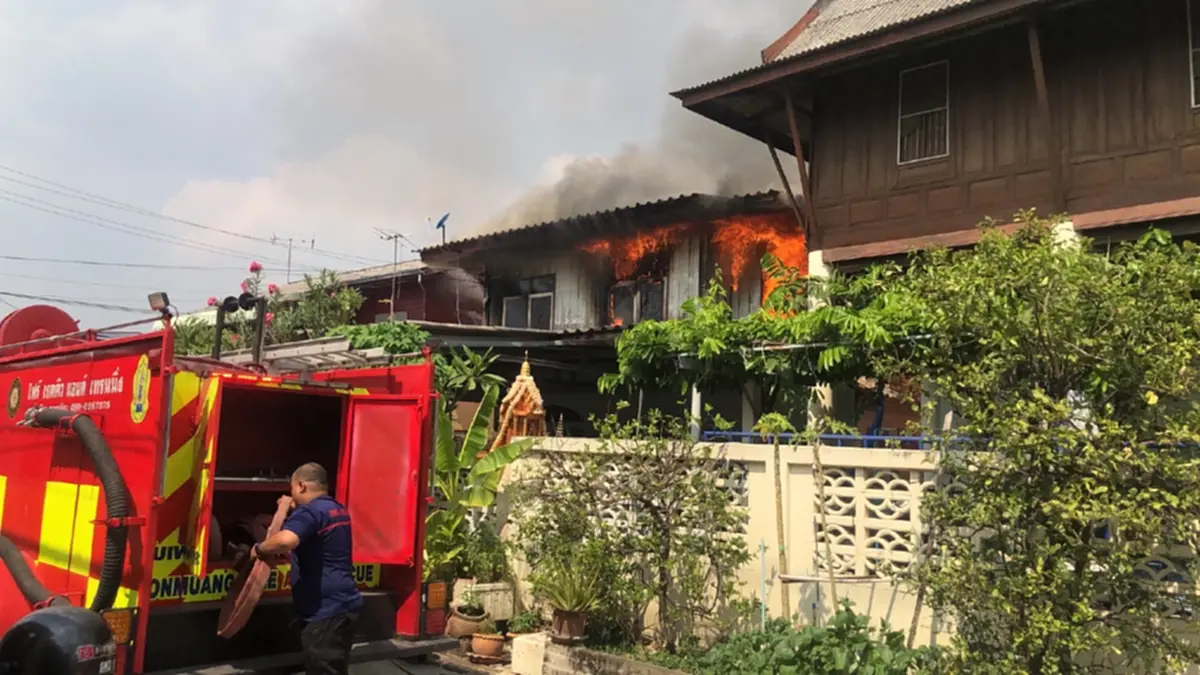 ไฟไหม้บ้านรุนแรง 3 หลัง ซอยสรงประภา 5 เร่งดับไฟ หาสาเหตุ