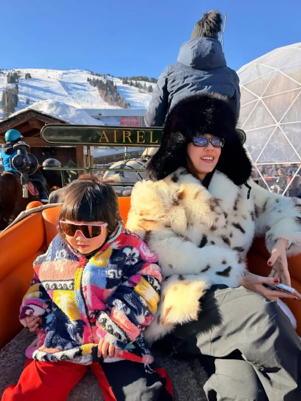 “ชมพู่ อารยา” แต่งตัวจัดไปวันๆ “น้องเกล” ทริปนี้ก็ไม่เบา