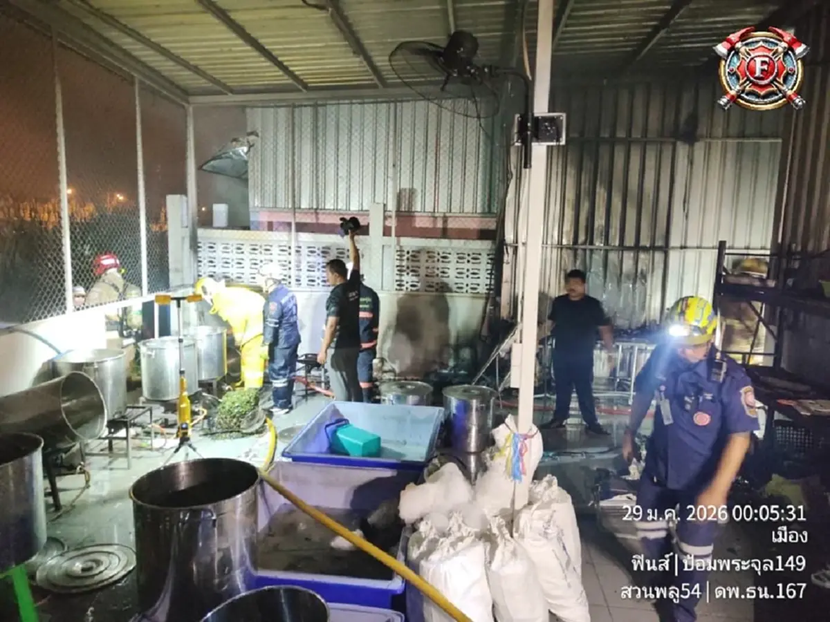 ไฟโหมโรงงานน้ำใบเตยชื่อดัง ระทึกพบถังแก๊สจำนวนมาก พร้อมสาเหตุ